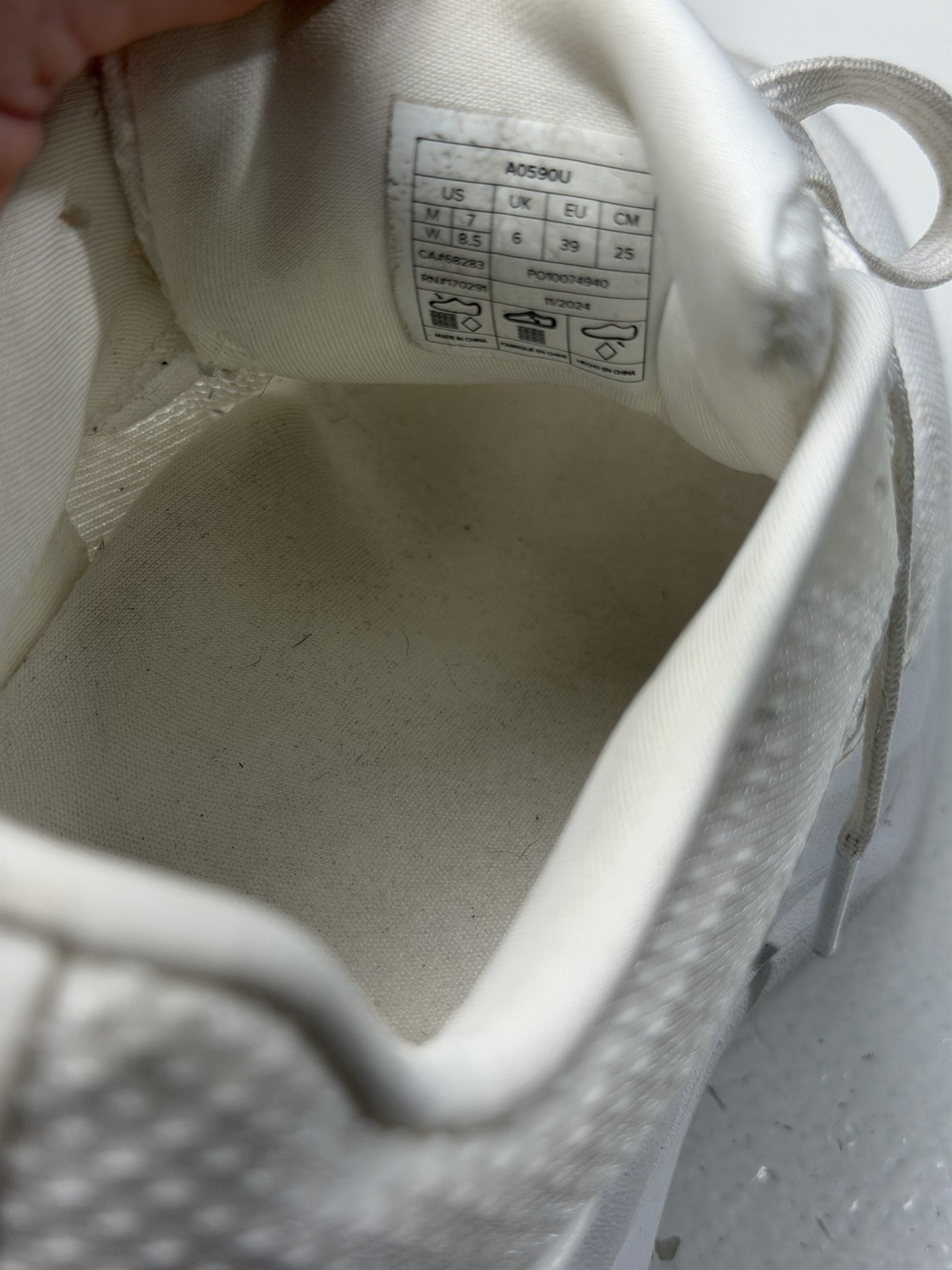 ALO Yoga Runner Men 7 | Women 8.5 White Athletic Low Top Sneakers Shoes A0590U