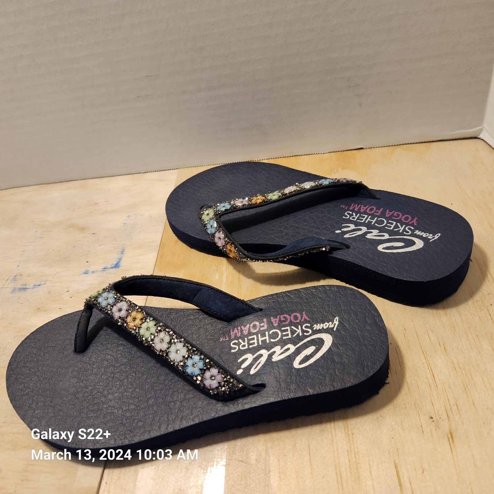 Cali from Skechers Yoga Foam Womens Gray Flip Flops Sz U.S. 4 EU 35 U.K. 2