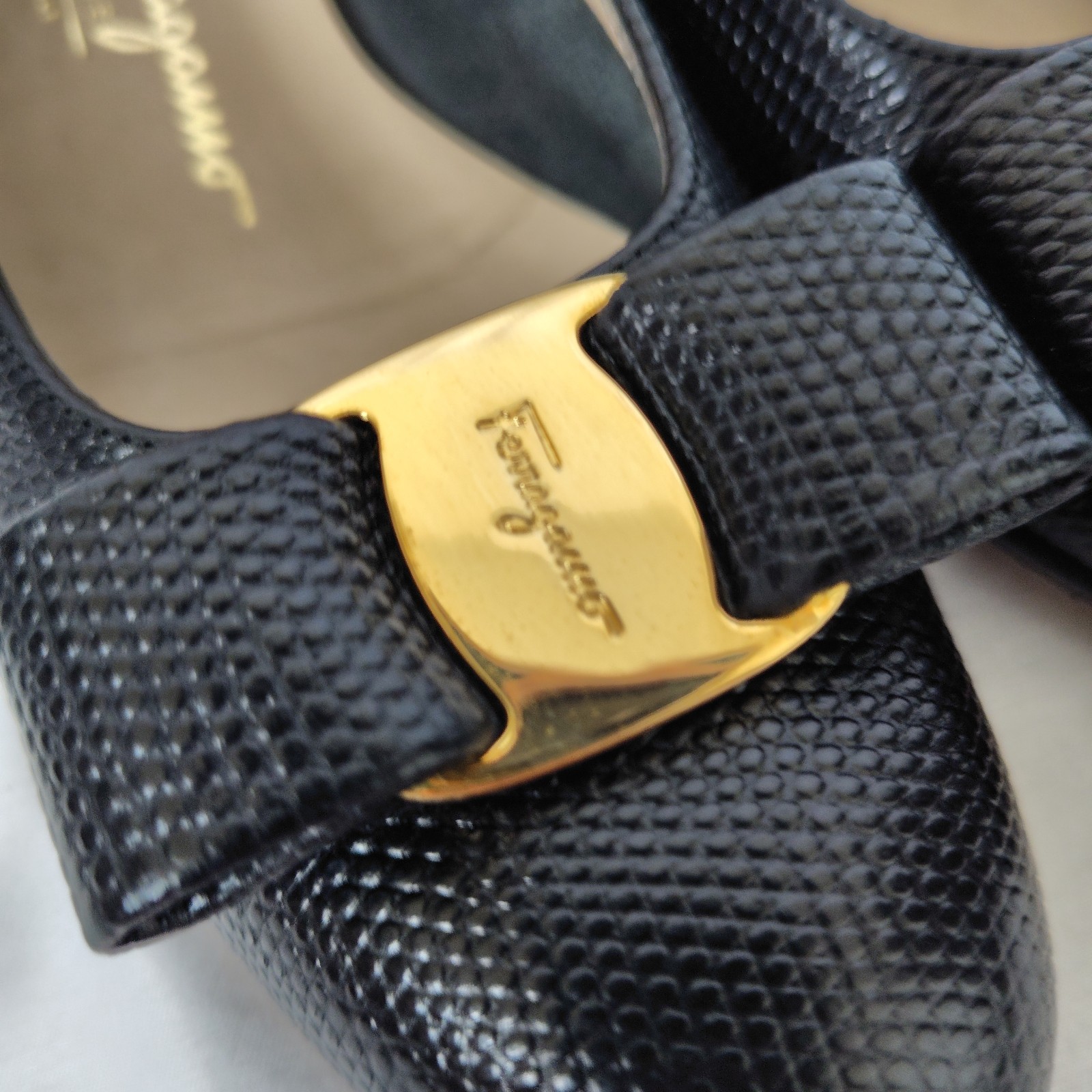 Salvatore Ferragamo Vara Lizard Embossed Black Leather Pumps Size 5.5B EU35.5