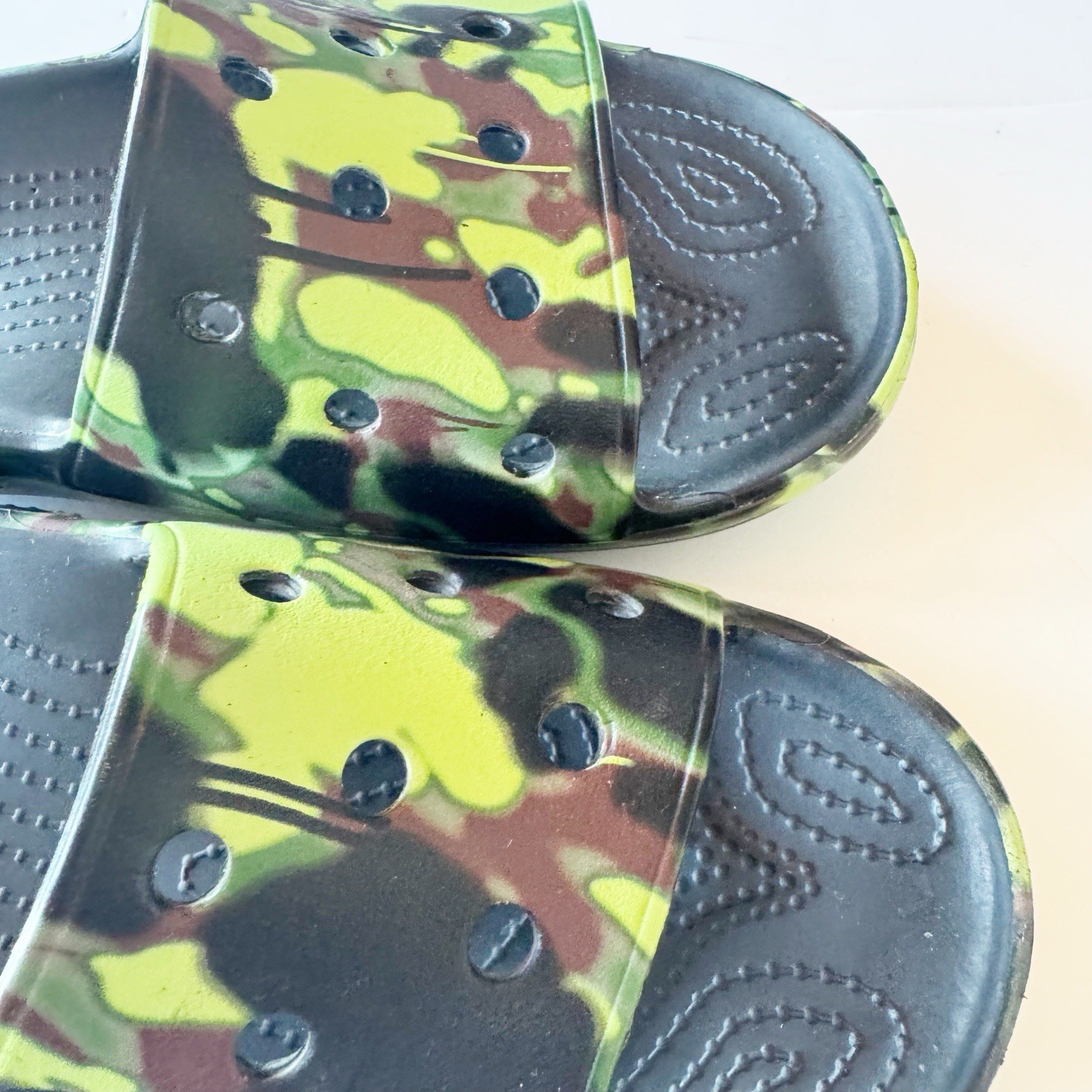 Crocs Classic Slides Camo Women’s 7 Youth Men’s 5 Bright Green Black Brown