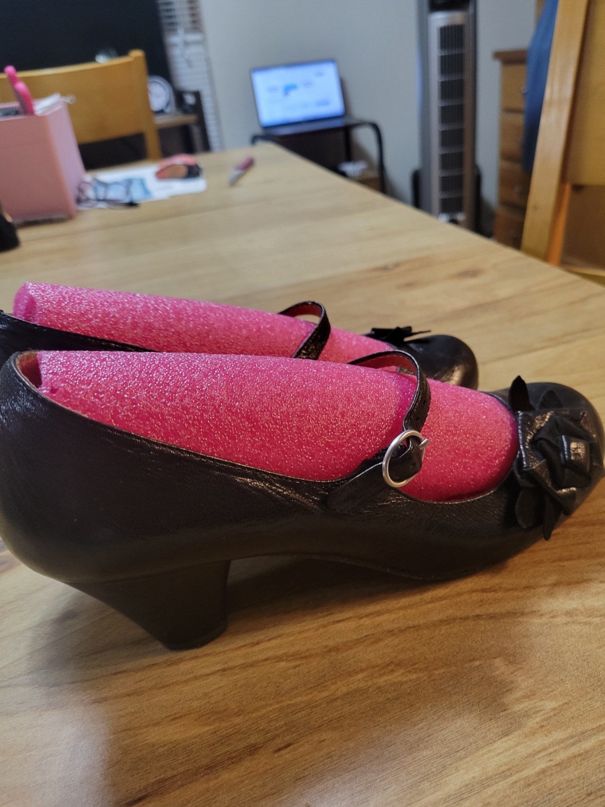 Black Leather Shallow Toe Mary Jane Style Pump By NAYA sz 9-W. Immaculate Condtn
