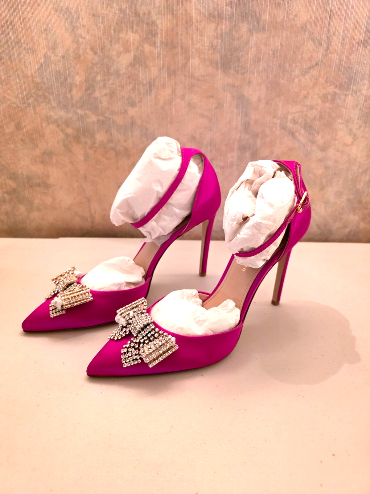 New in Box Dee Ocleppo Made in Italy Size 40 Satin Fuschia Bow Heels