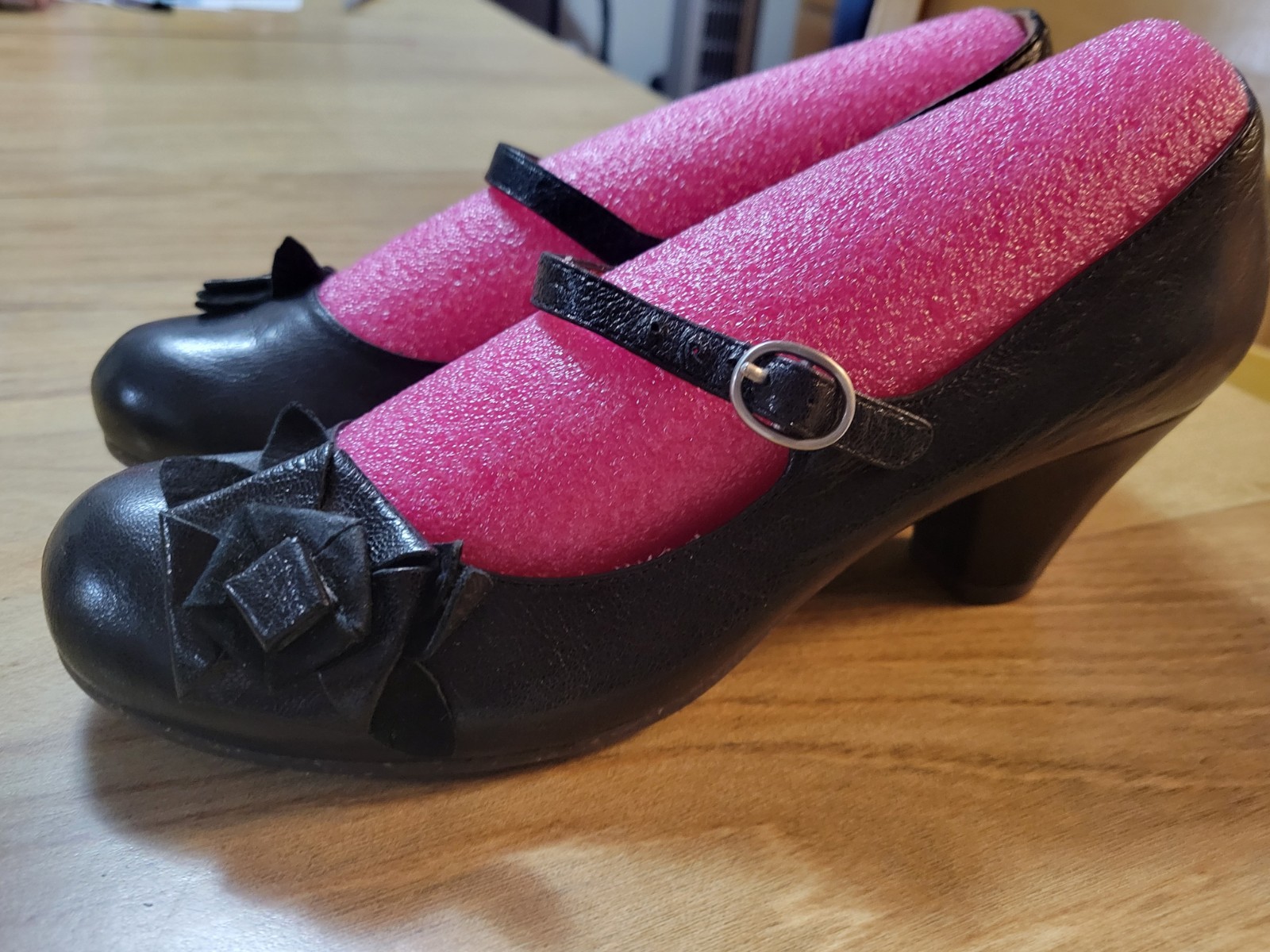 Black Leather Shallow Toe Mary Jane Style Pump By NAYA sz 9-W. Immaculate Condtn
