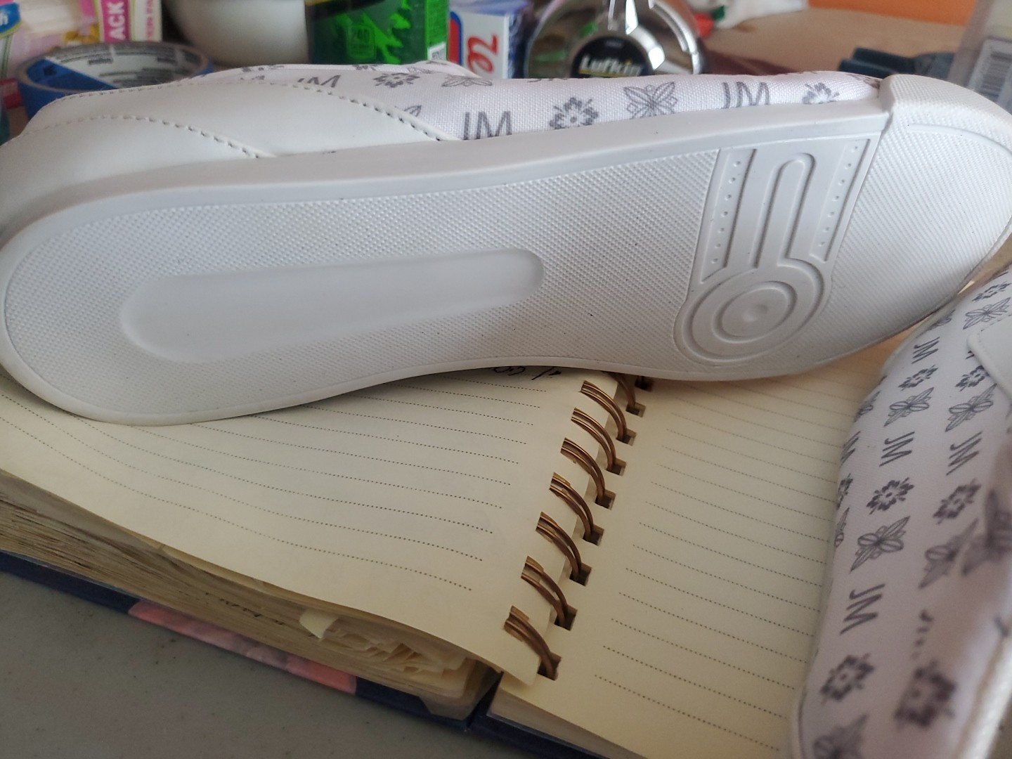 BRADFORD EXCHANGE WOMAN SNEAKERS SIZE 8.5. WHITE AND WITH JM LOGO ZIPPER