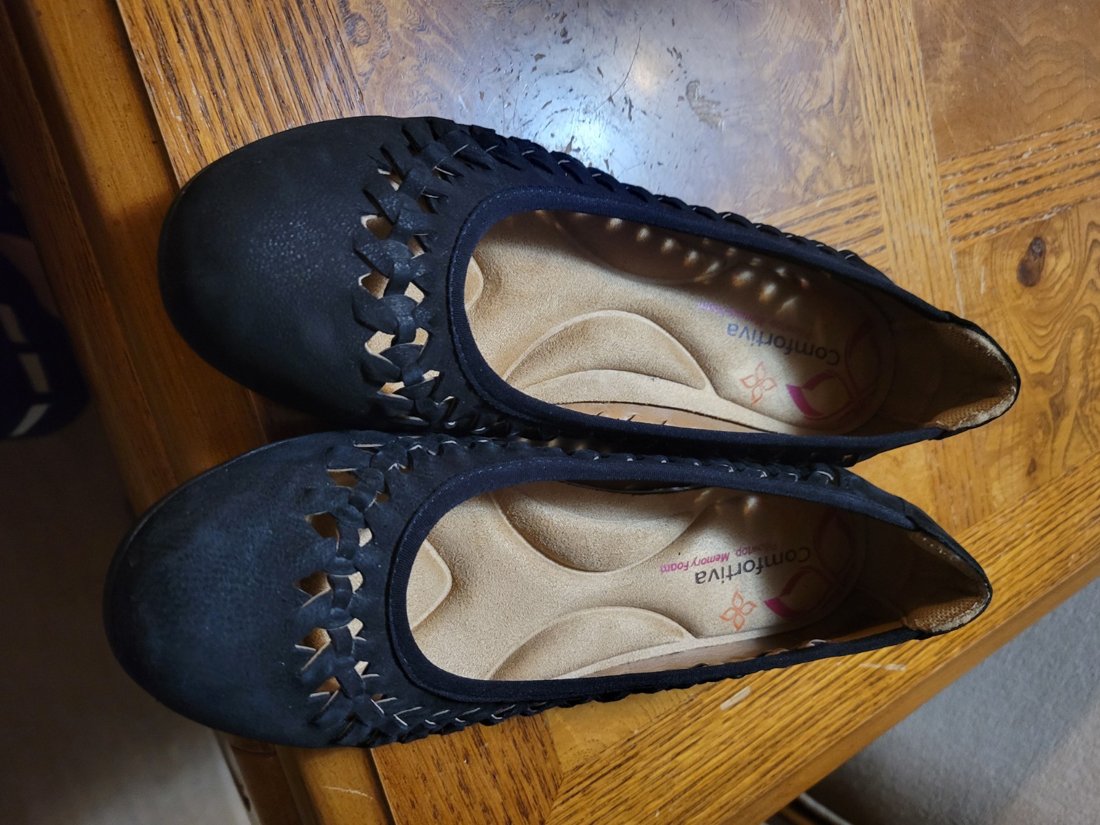 Black Punched Suede Leather Shallow Toe Flats By Comfortiva Sz 7 Narrow. CLEAN!!