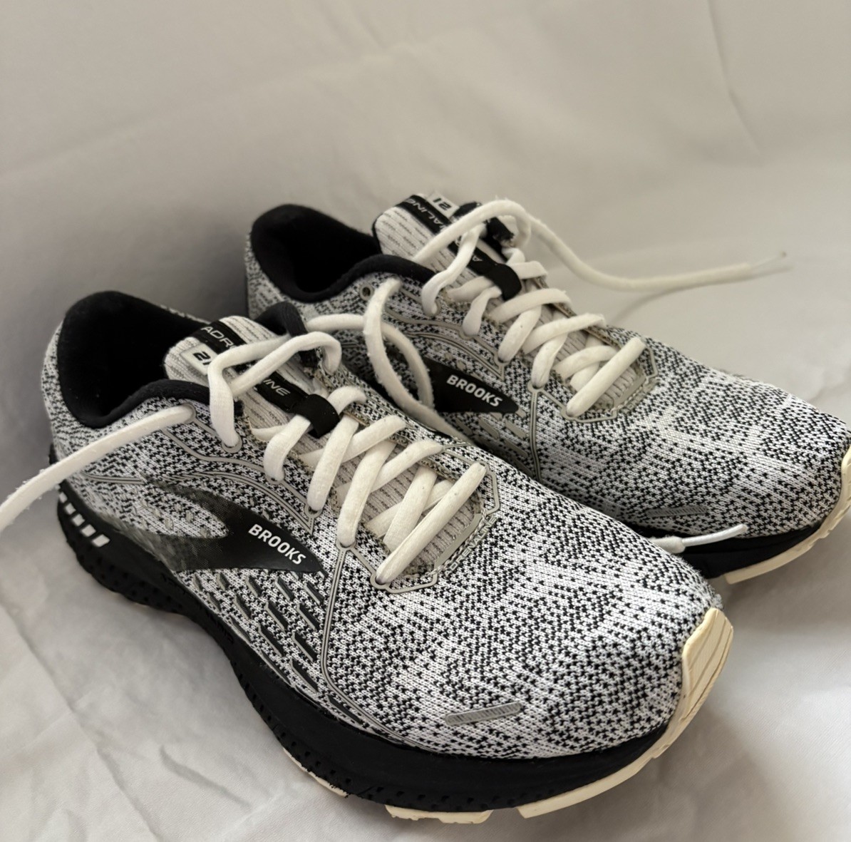 Brooks Women’s Adrenaline 21 Size 8.5 Black And Grey And White