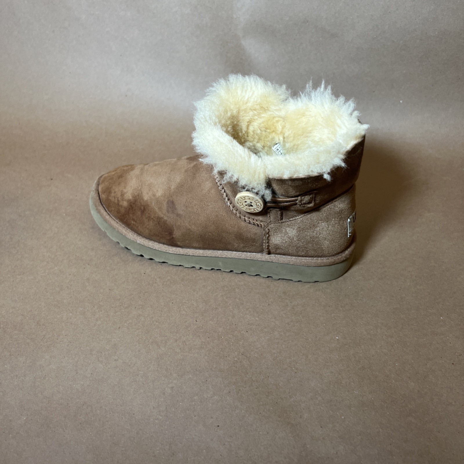 Used UGG Mini Bailey Button In Chestnut Tan Brown Winter Boots Size US Women’s 5