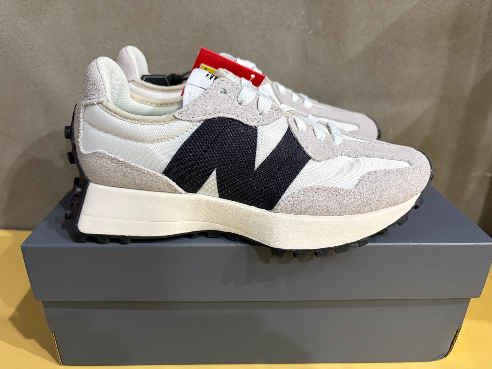 New Balance 327 Lifestyle Women’s Casual Sneaker Sports [EU:36/37] NWT MS327FE