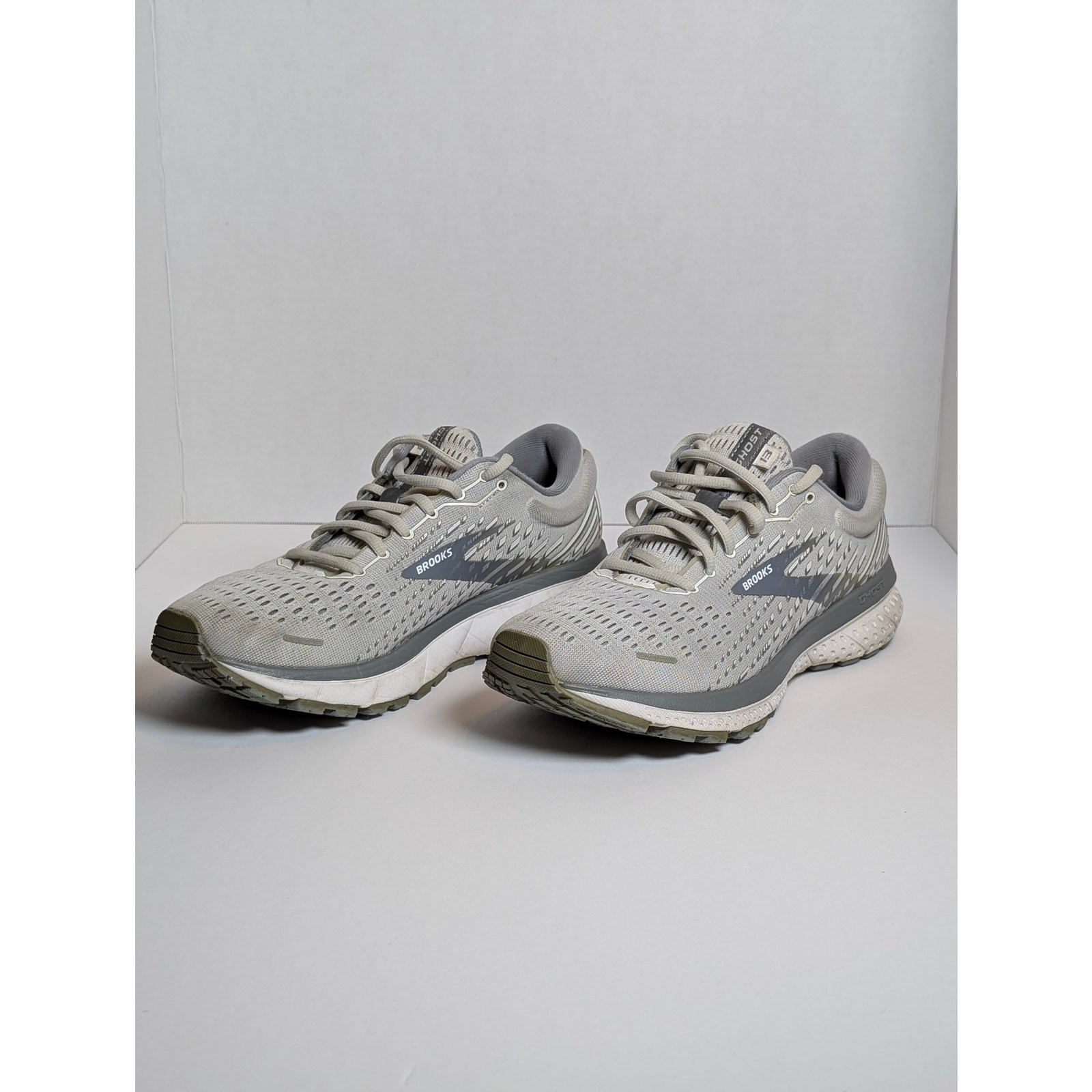 Brooks Ghost 13 Grey White Running Shoes Womens Size 8.5 Medium B 1203381B051