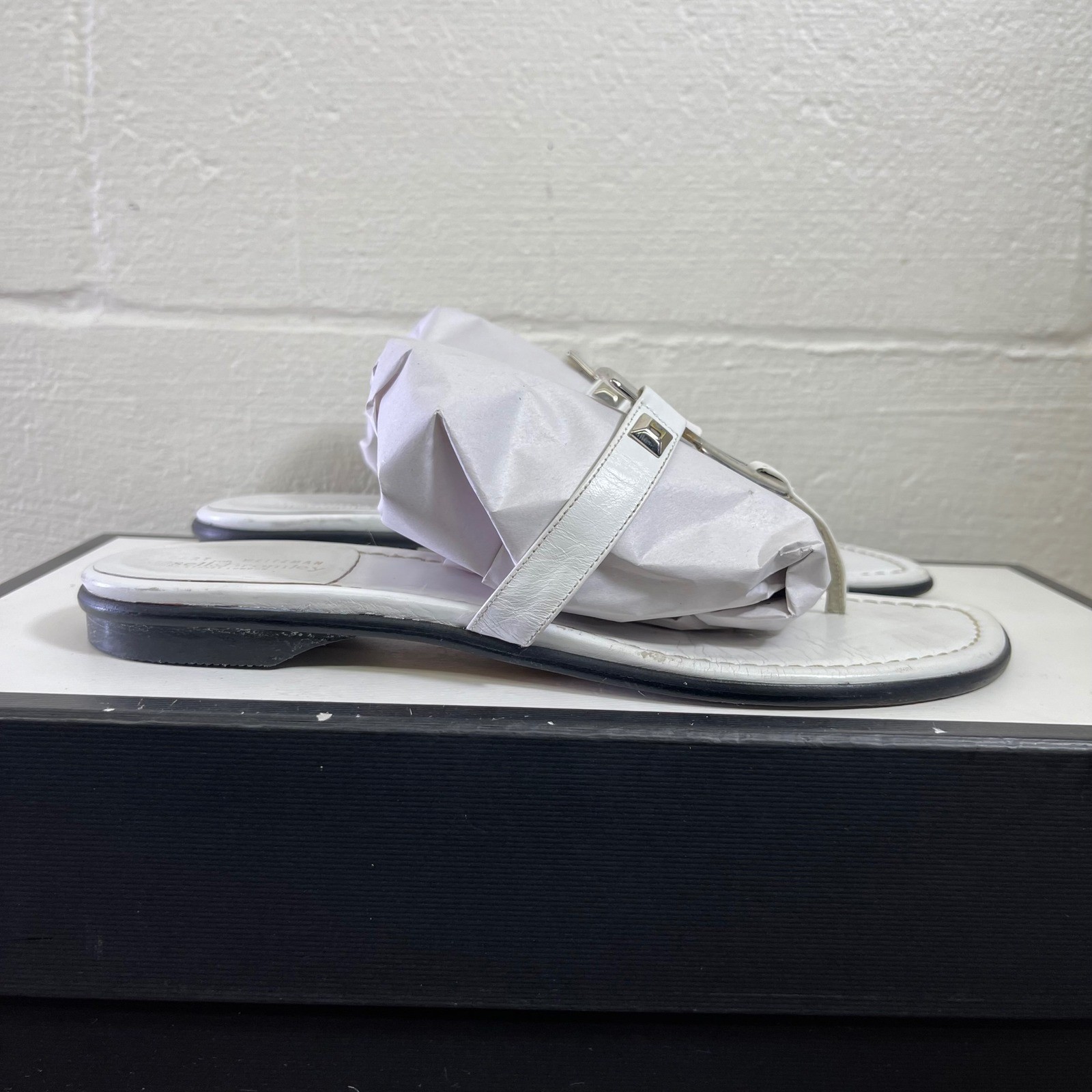 Stuart Weitzman Russell & Bromley White Leather T-Strap Thong Sandals Women 7.5