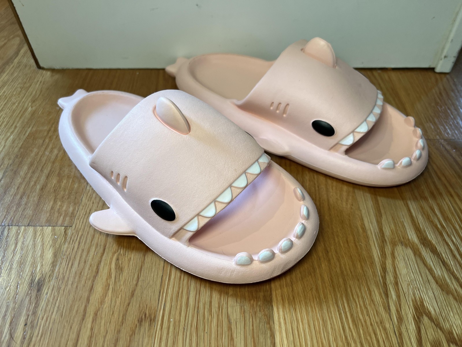 Crayon Friends Shark Slide Shoes Womens Size 9 Cute Novelty Slippers Sandals