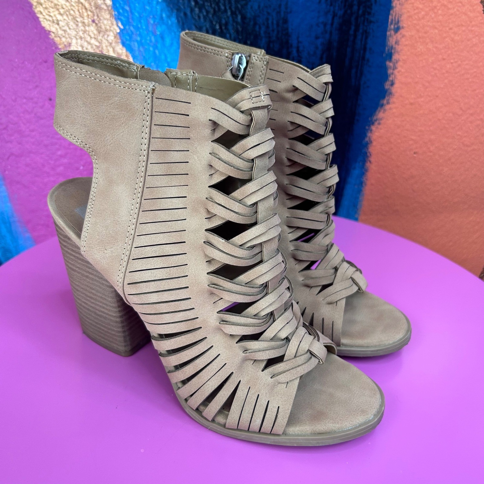 DV by Dolce Vita Women 7.5 Heeled Sandals Tan Laser Cut Cage Block Heel EUC