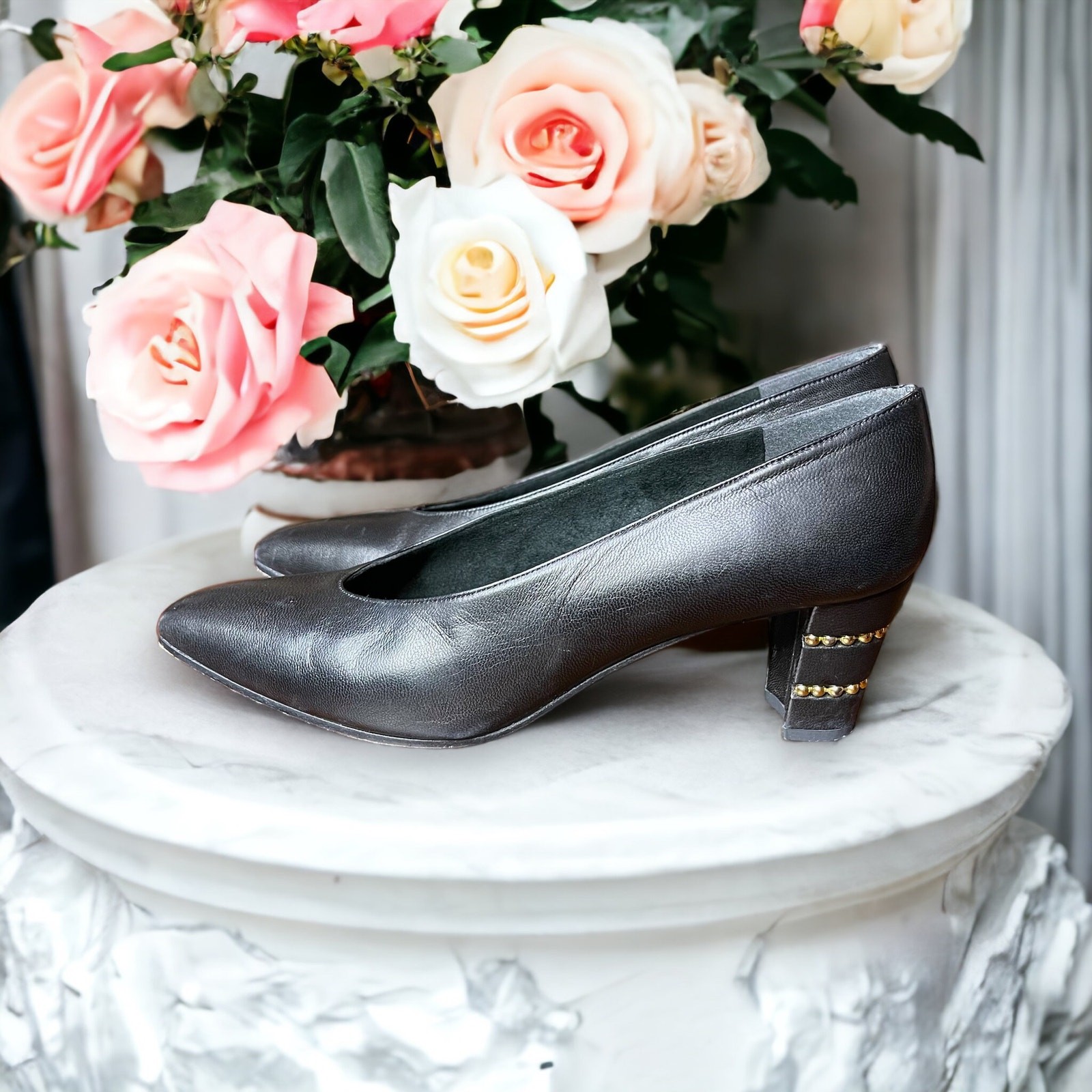 Stuart Weitzman Women’s Pump Heels Black Leather Gold Studded Size 5.5 B Classic
