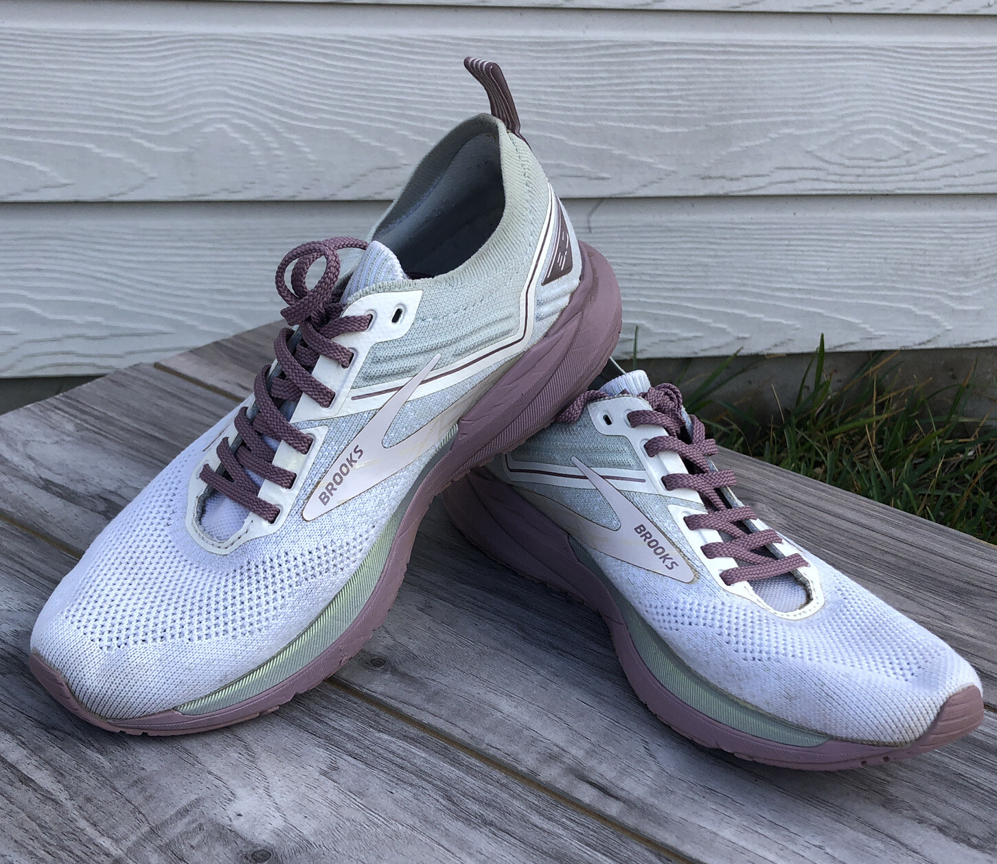Brooks Ricochet 3 Running Shoes White Pink Womens Size 8.5 B Sneakers 120348B159