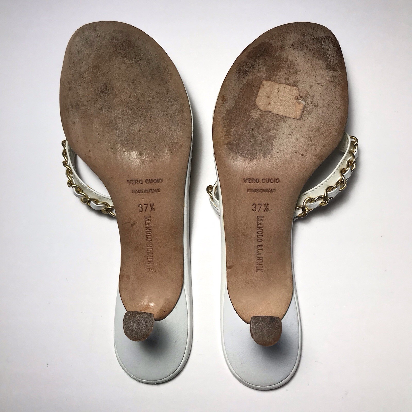 Manolo Blahnik Y2K Vintage Gold Chain White Leather Thong Kitten Heels 37.5
