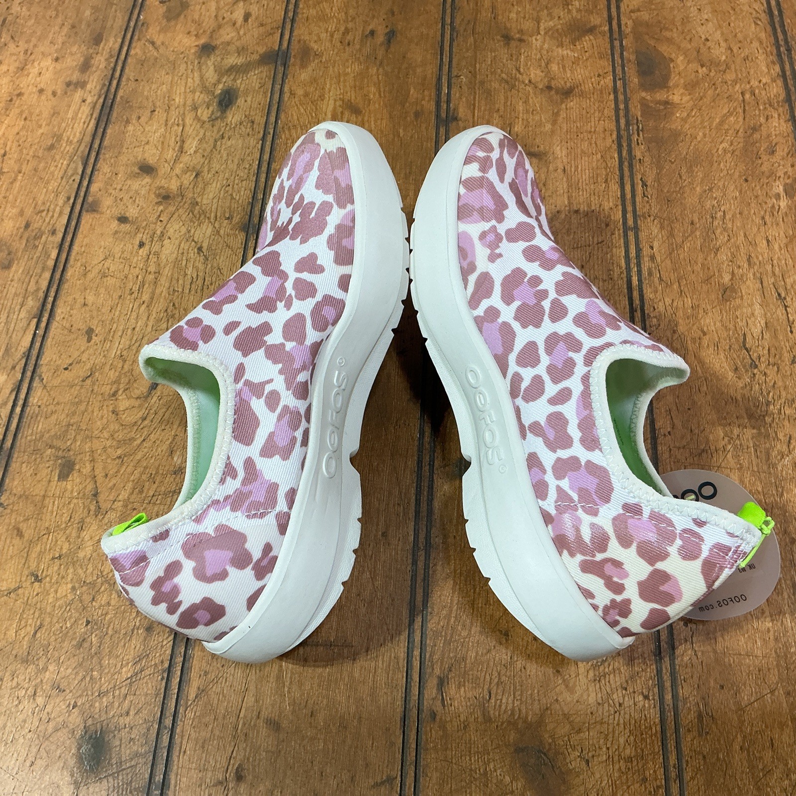NEW Oofos OOmg eeZee Low Women’s 5 Rose Leopard Recovery Slip On Shoes Comfort