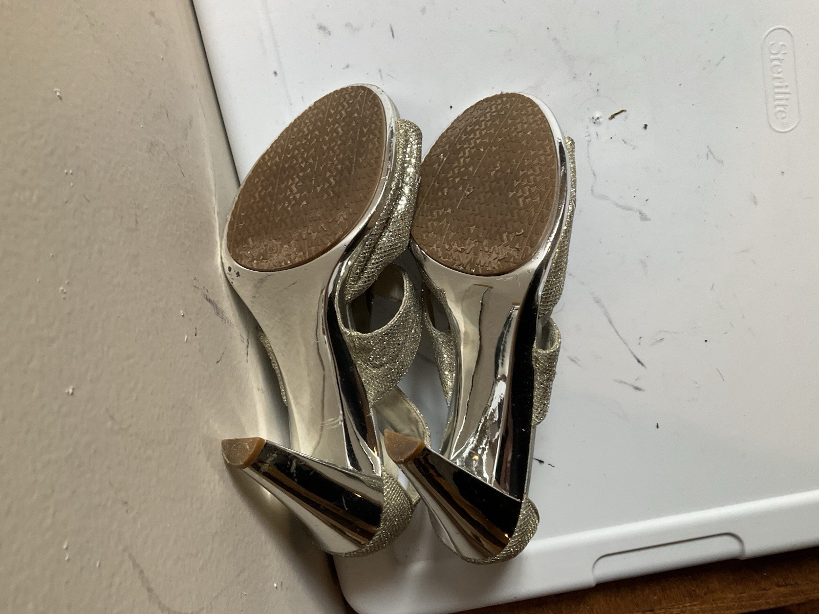 Michael Kors Berkeley T strap stiletto sandals silver shiny glitter 10 M zip