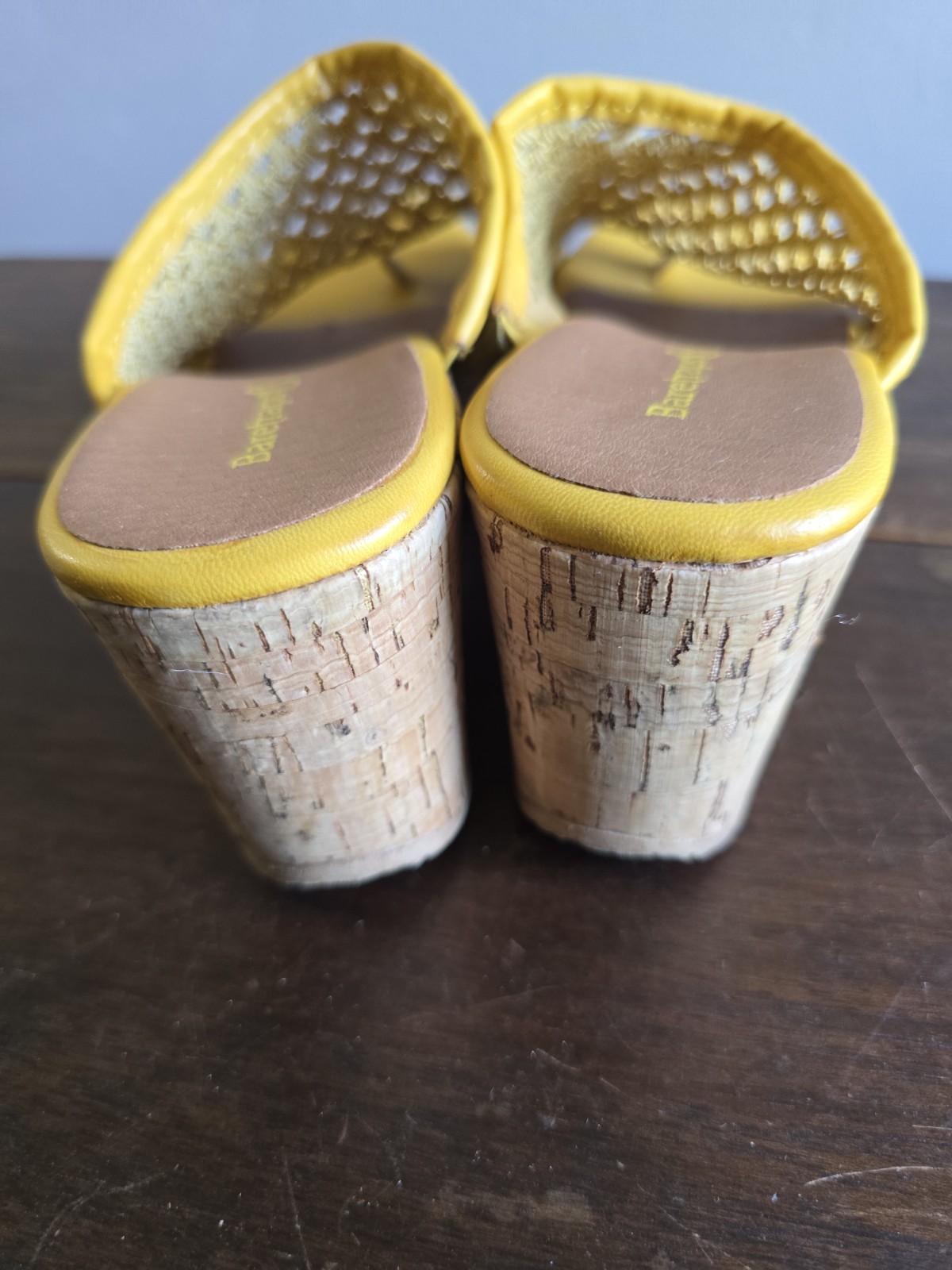 Women’s Baretraps Woven Yellow Slip-on Wedge Toe Ring Size 8M Pre-owned