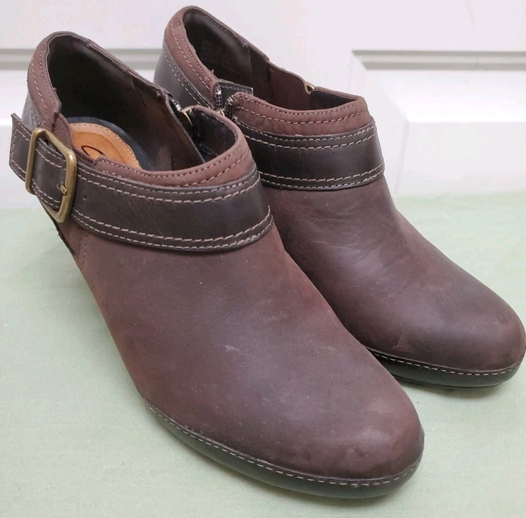 Clarks Artisan Brown Leather Ankle Bootie 8M Buckle Zip 2.75in Cuban Heel Office