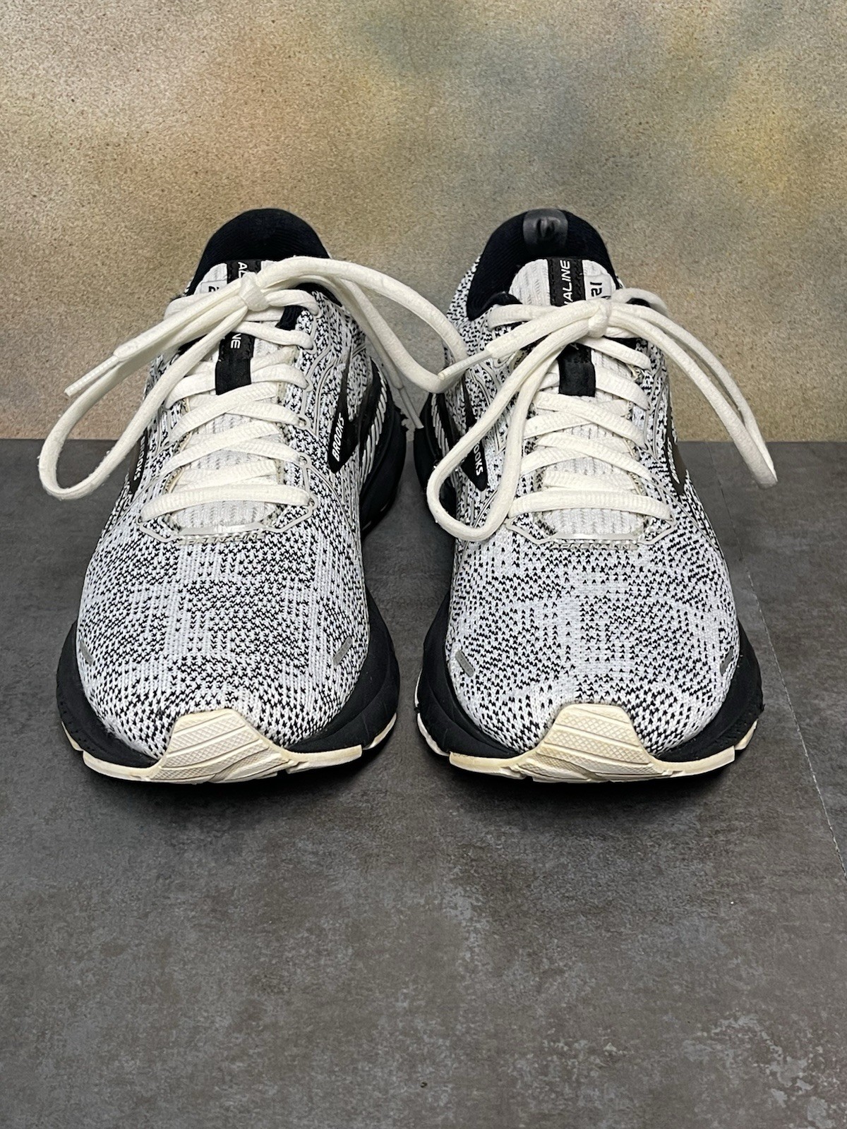 Brooks Adrenaline GTS 21 Women’s White & Black Sneakers 1203291B135 Size 8B