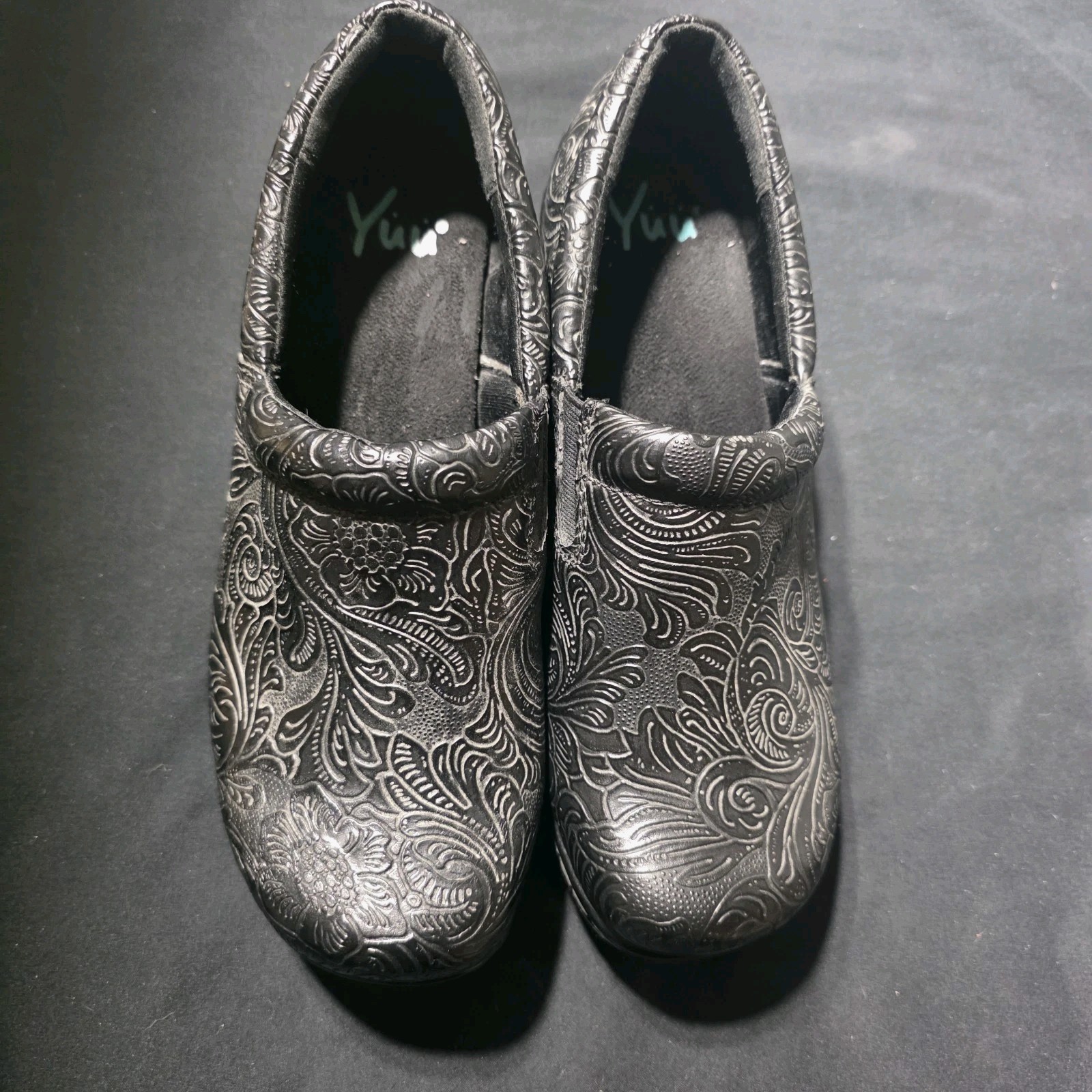 Yuu Bethanee Black Tooled Embossed Leather Floral Paisley Clogs Slip-On Shoes 8W
