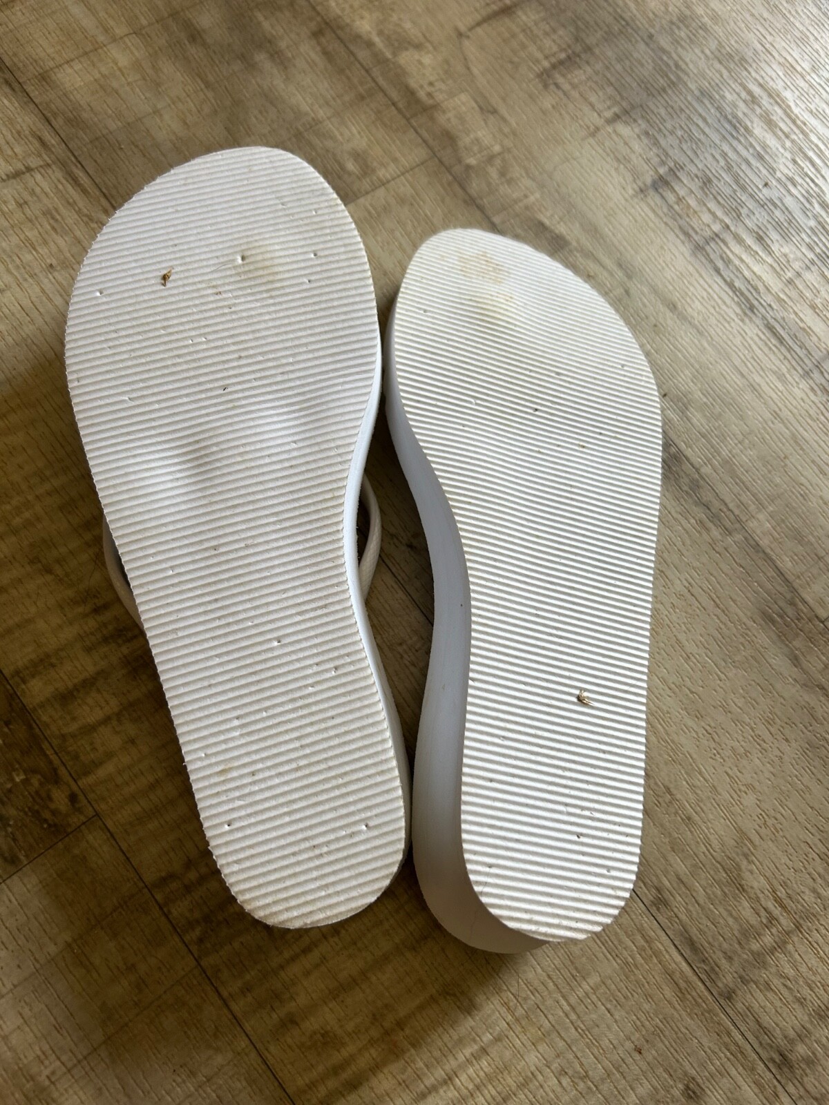 womens white wedge flip flop sandal size 7-8 1 and 1/2 in heel