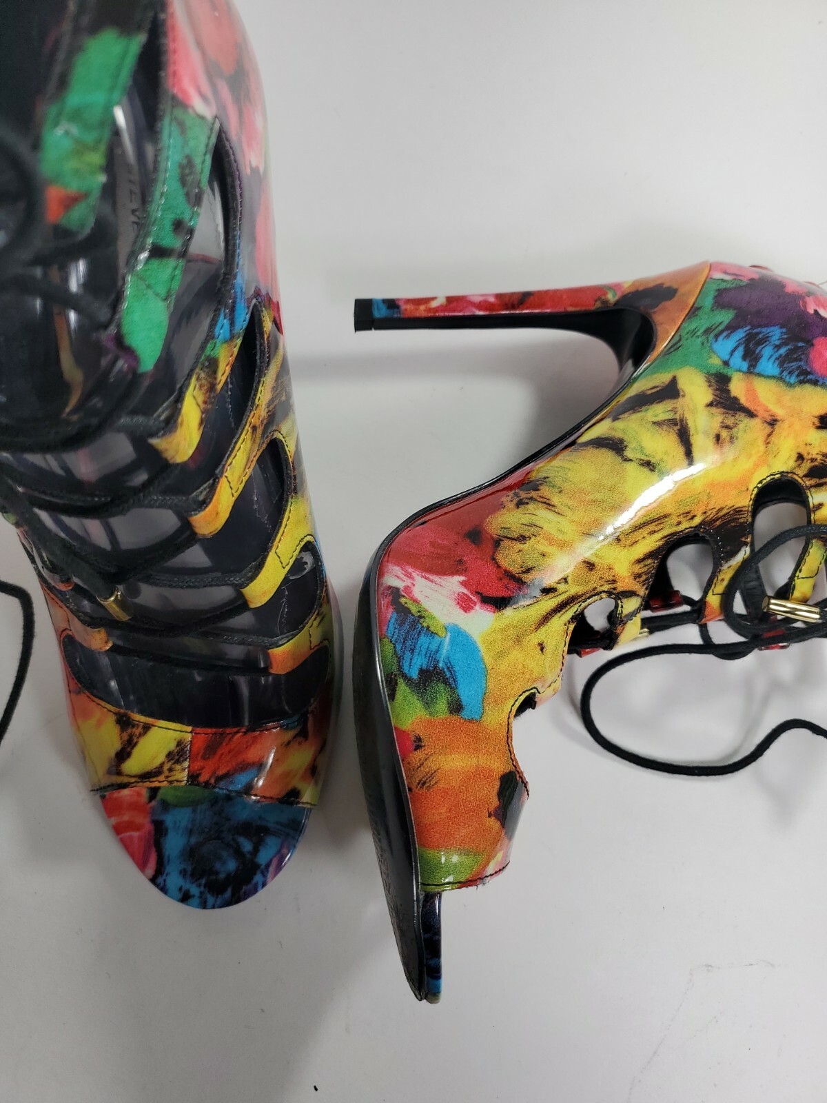Steve Madden Beautiful Super Colorful Abstract Pattern 4.5″ heels Sandal 9M
