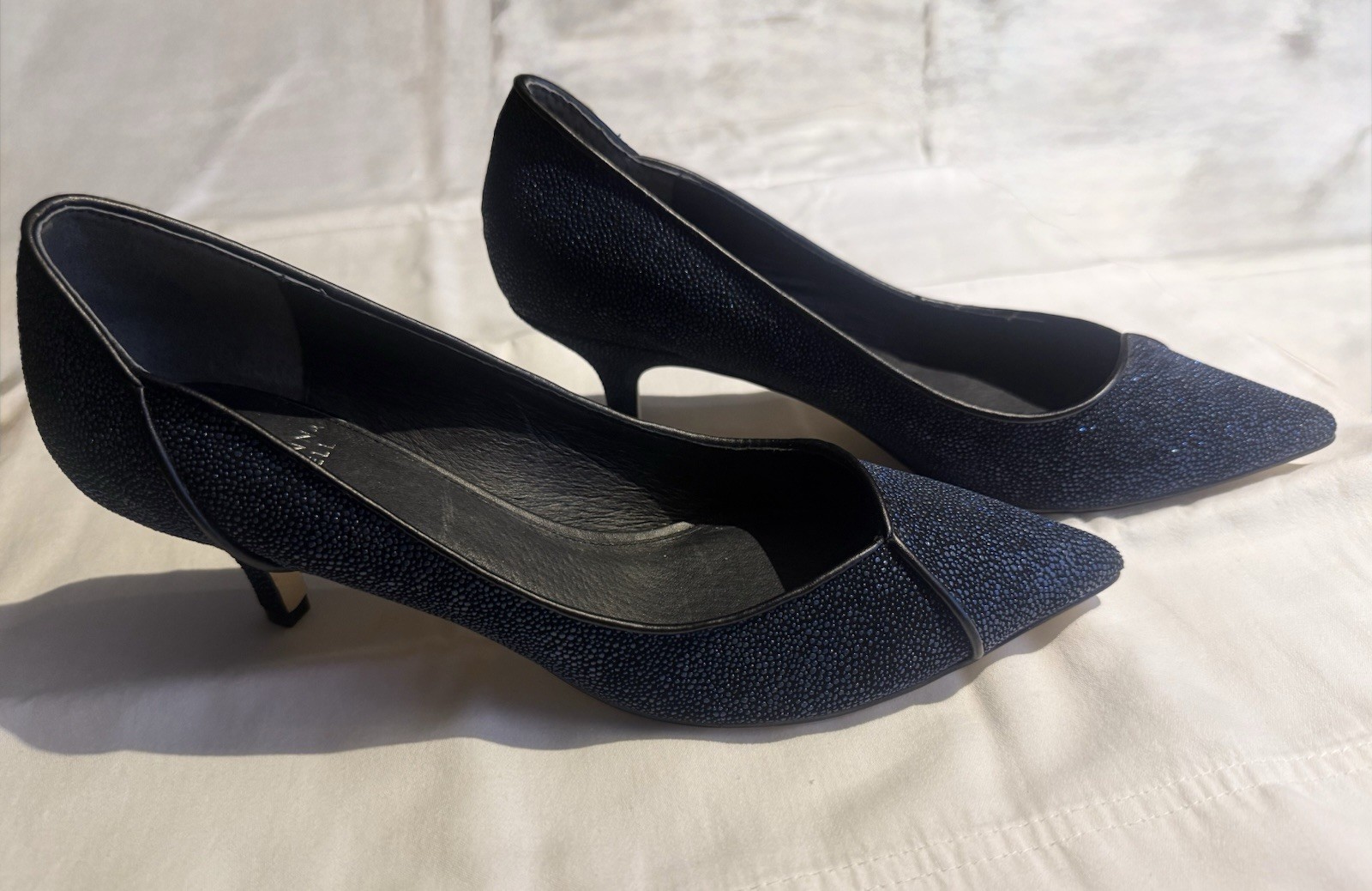 Adrianna Papell Lois Navy Shimmer Stingray Kitten Heel Pumps Women’s NWOBSize 10