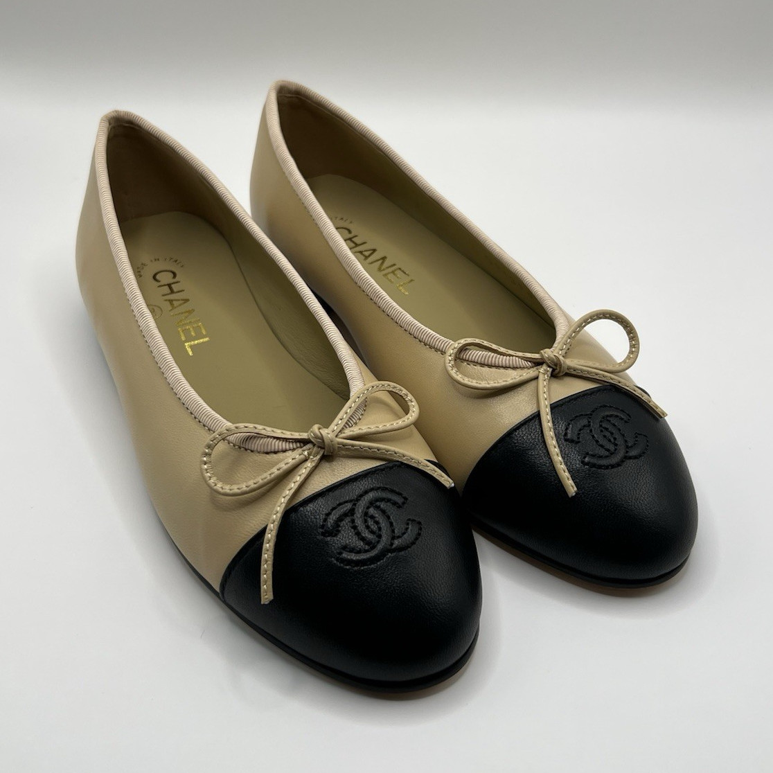 CHANEL Beige Black Leather Cap Toe Bow Ballet Flats Women’s US 8 C