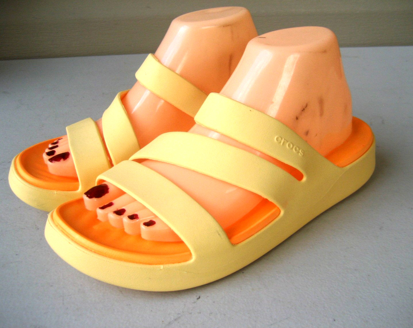 Crocs Getaway Strappy Sandals Womens Sz 9 Yellow MINT WORN 1-2 times