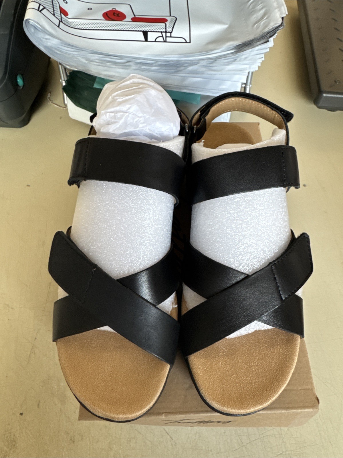 PICK SIZE / COLOR – Trotters T2417 Women River Leather Strap Strap Sandals Shoes