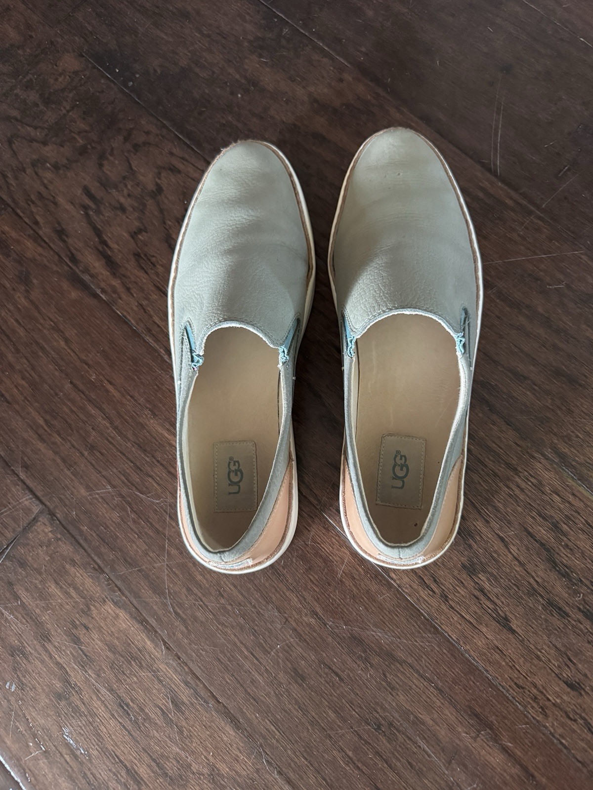 UGG Men’s 10 Gray/Tan Leather Slip-On Casual Loafers Round Toe Logo