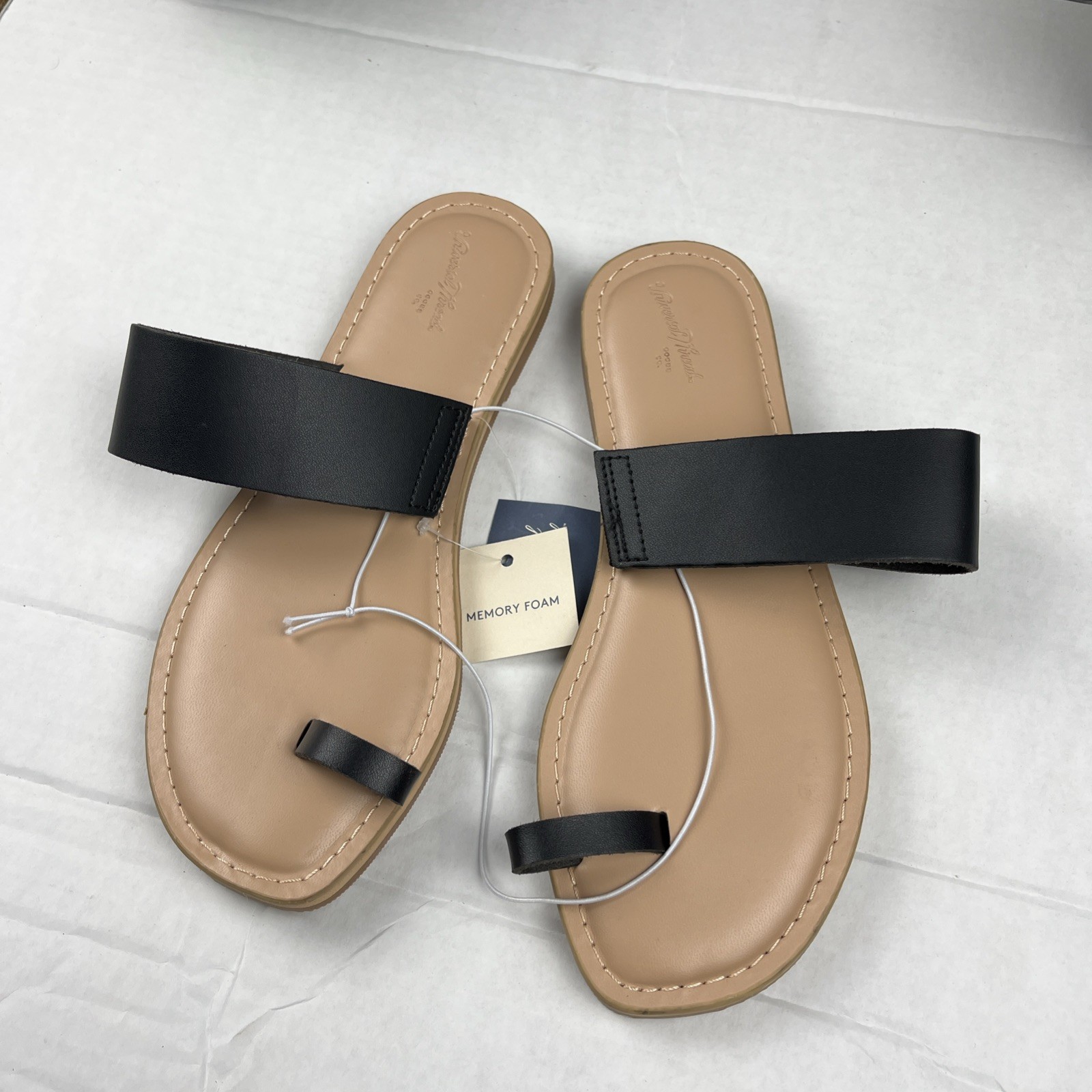 Universal Thread Juno Toe Ring Flat Sandals Black Women’s Size 6 NWT Memory Foam