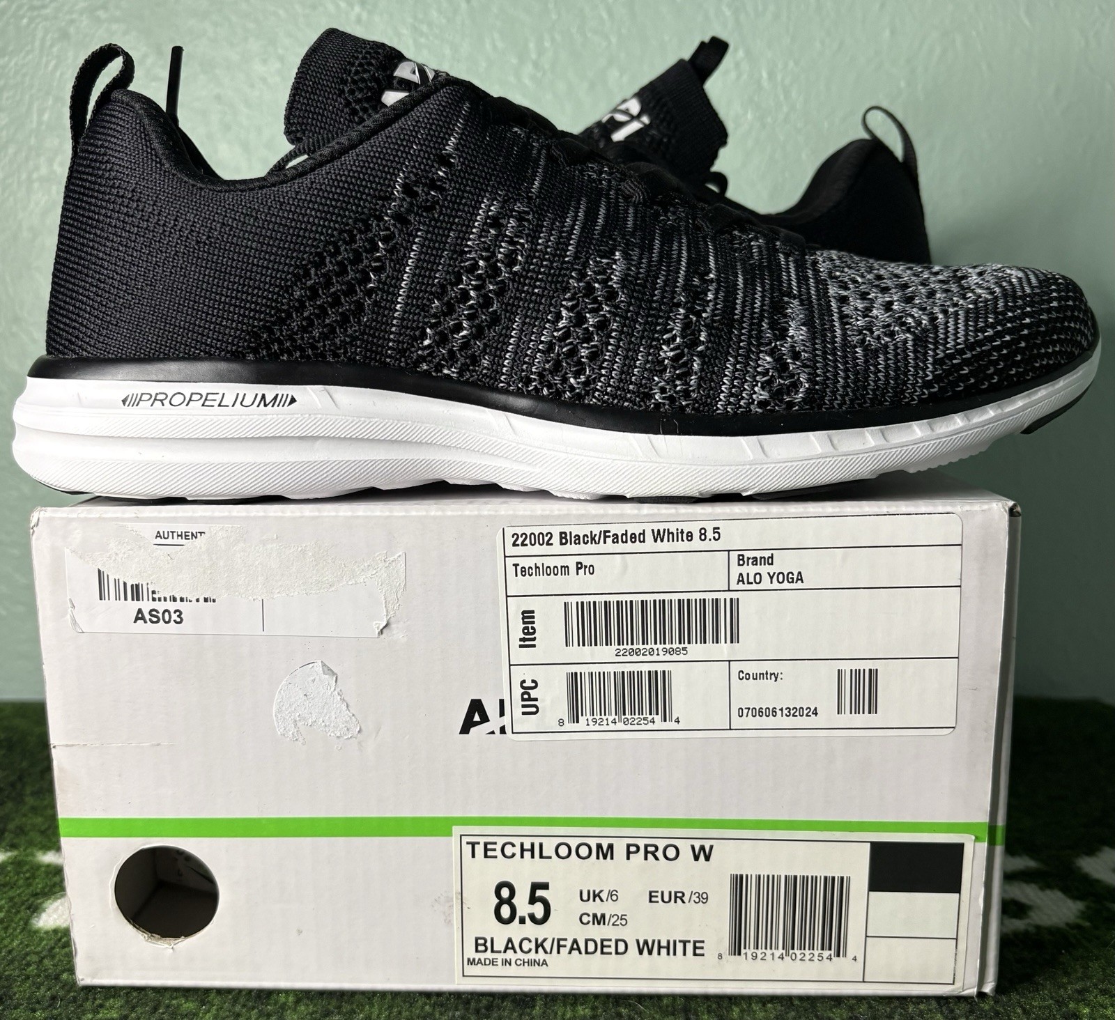 US Women’s 8.5 – APL Techloom Pro “Black/Faded White” New in Box, ALO Yoga