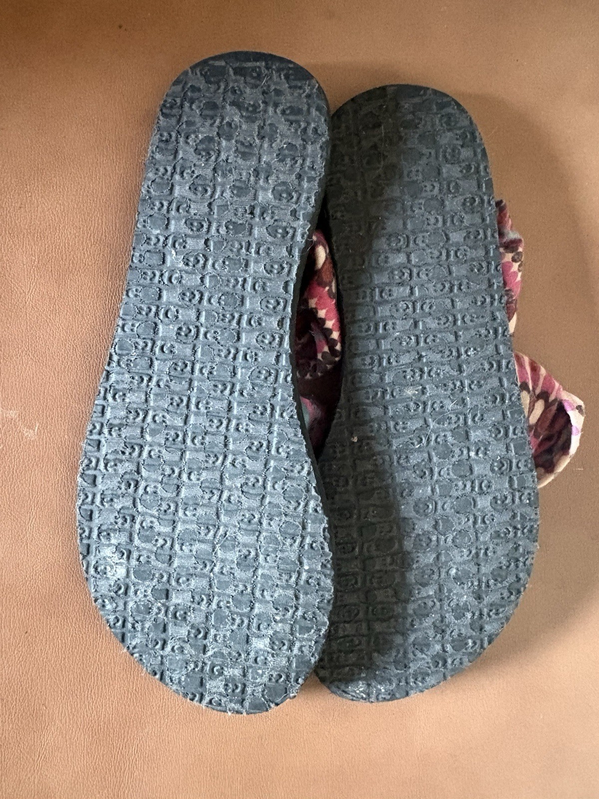 Sanuk Women’s Geometric Fabric Flip Flop Yoga Sandals Slip-On can fit sizes 6-9