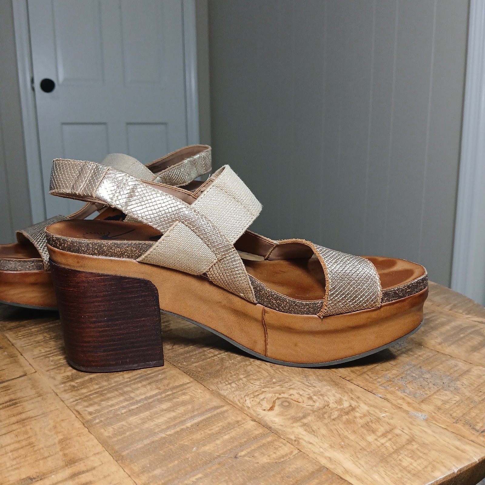 ​OTBT Indio Platform Sandals Womens 9M Gold Metallic Textured Leather Wood Heel