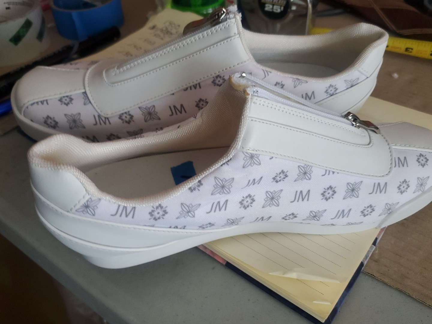 BRADFORD EXCHANGE WOMAN SNEAKERS SIZE 8.5. WHITE AND WITH JM LOGO ZIPPER