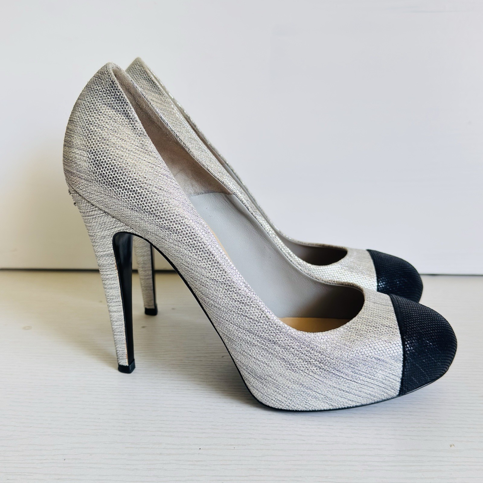 CHANEL Pumps Metallic Silver Cap toe Textured EU 39.5 Crystal Logo Stiletto Heel