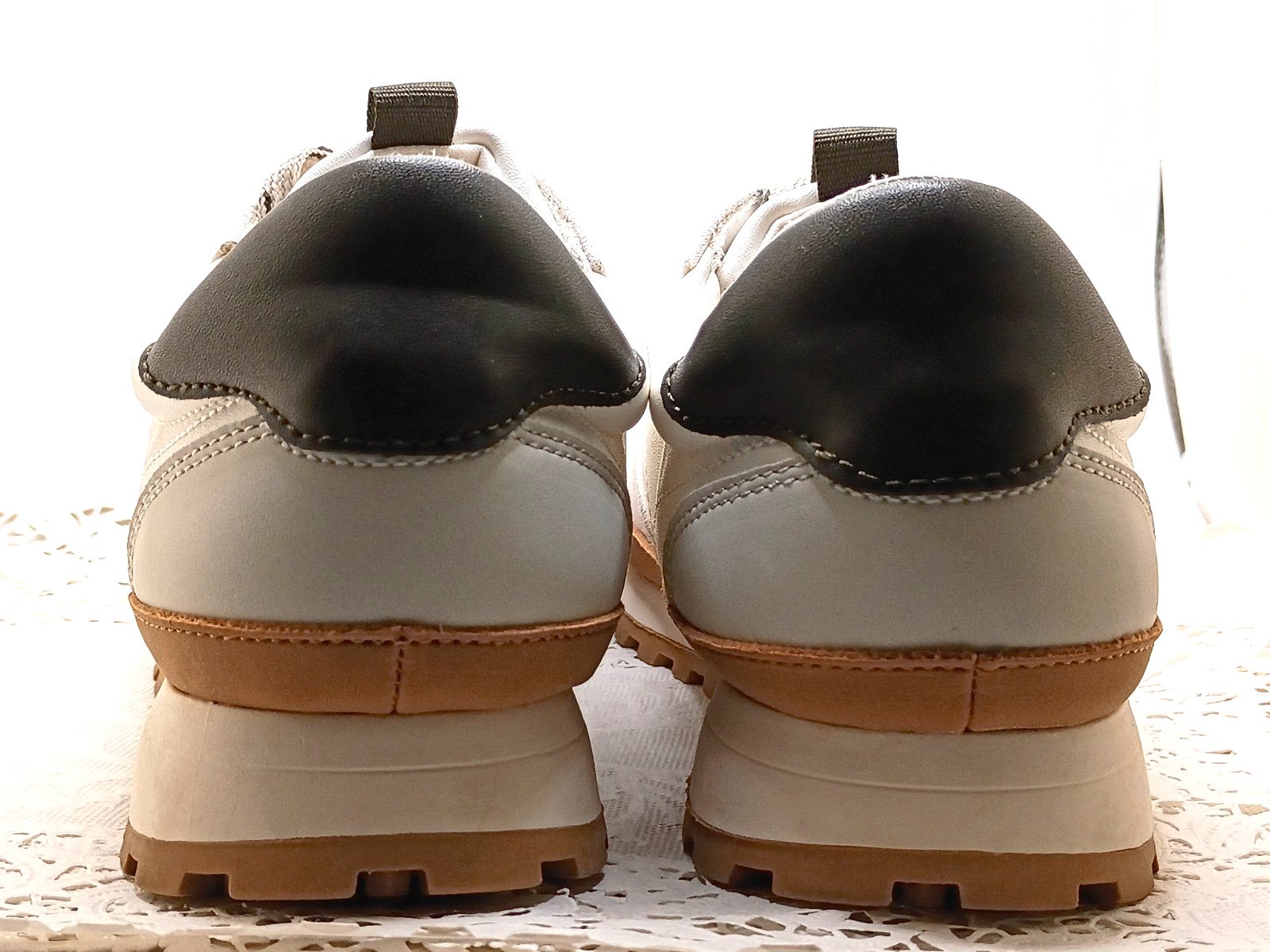 Universal Thread Women’s Size 9.5 Maria White / Gray /Brown Memory Foam Sneakers