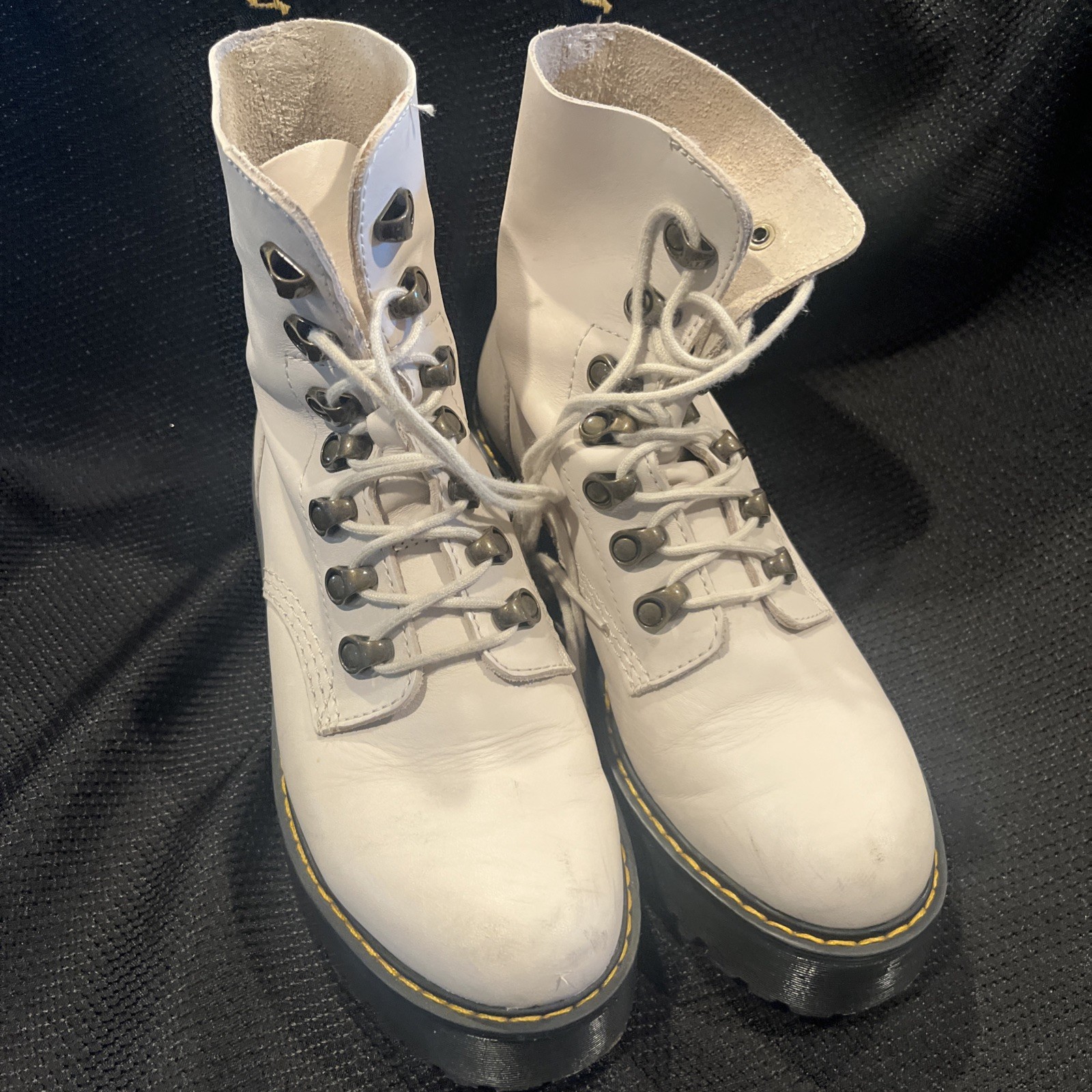 Dr Martens 1460 Size 7 Women’s Lace Up Boot “Leona” Air Walk Pull Tab Beige