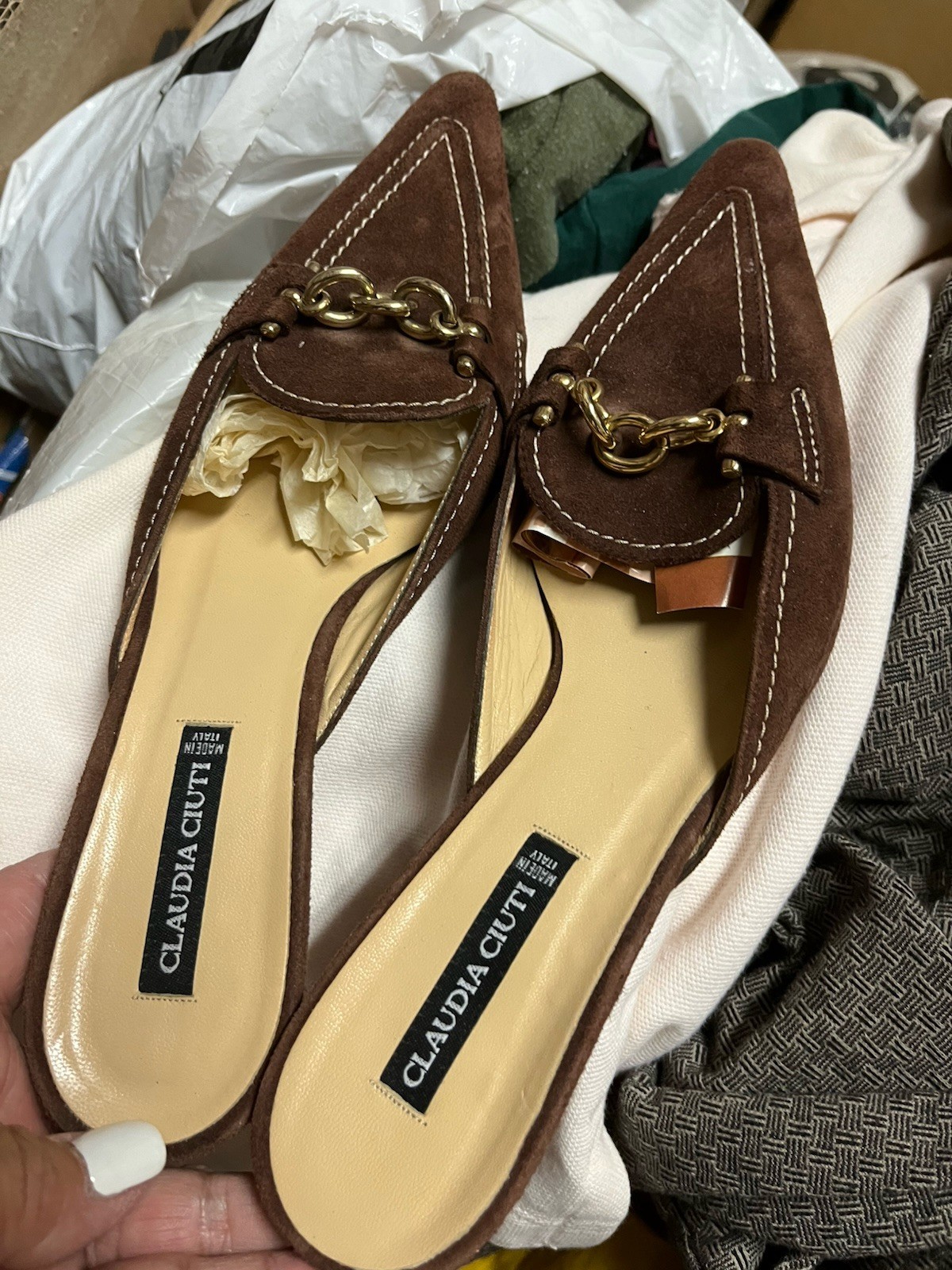 CLAUDIA CIUTI ITALY GOLD CHAIN BROWN SUEDE&WHITE STITCHES KITTEN HEEL MULE SHOES