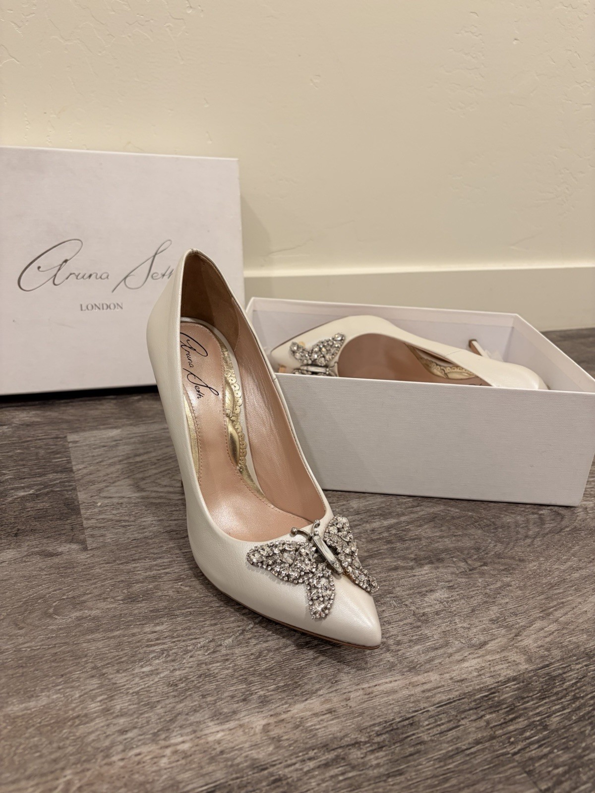 Aruna Seth Ivory Leather Pointed-Toe Stiletto Pumps Rhinestone Butterfly EU 41