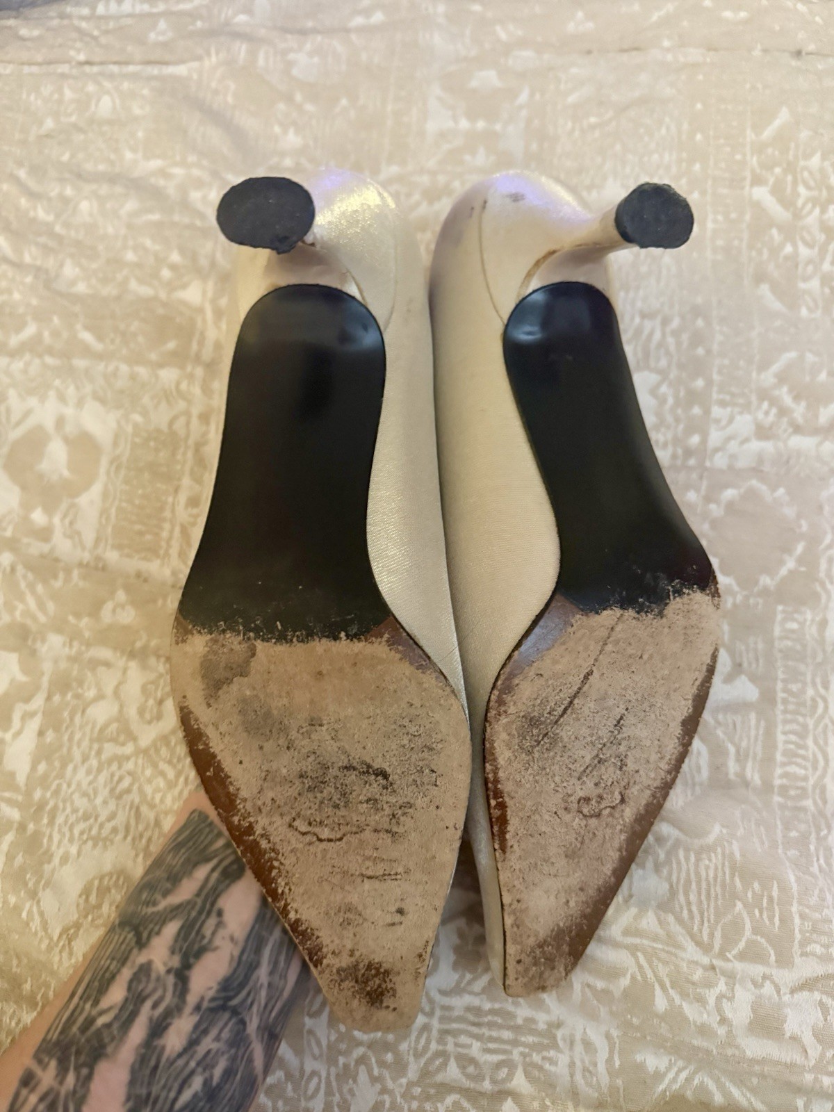 Stuart Weitzman Women’s Ivory Silk Pointed Toe Kitten Heel Pumps 7.5 B