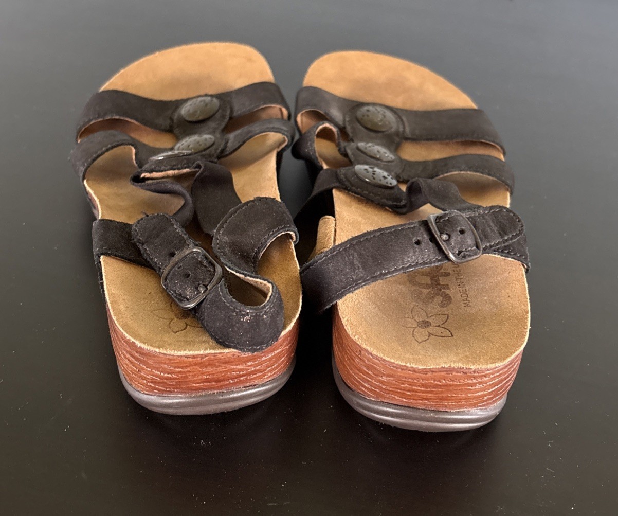 SAS Clover T-Strap Sandal Space Nero Black Metallic Metal Accent Womens SZ 8 M
