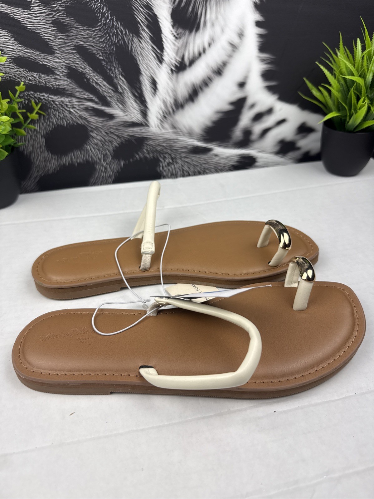 Universal Thread Clara Toe Ring Sandals Cream Gold Metal Ring Flat Size 7.5