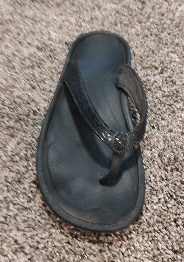 OluKai Kilapa Kia Women’s Black Beach Sandals *See Description*