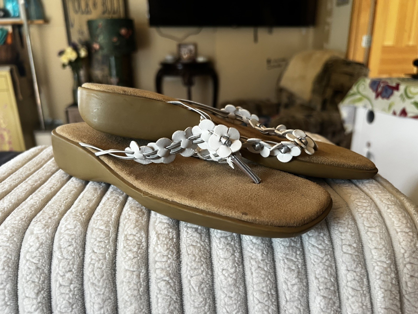 Women’s Mootsies Tootsies Sandals Size 7.5 White & Silver Daisies Slide on Shoes