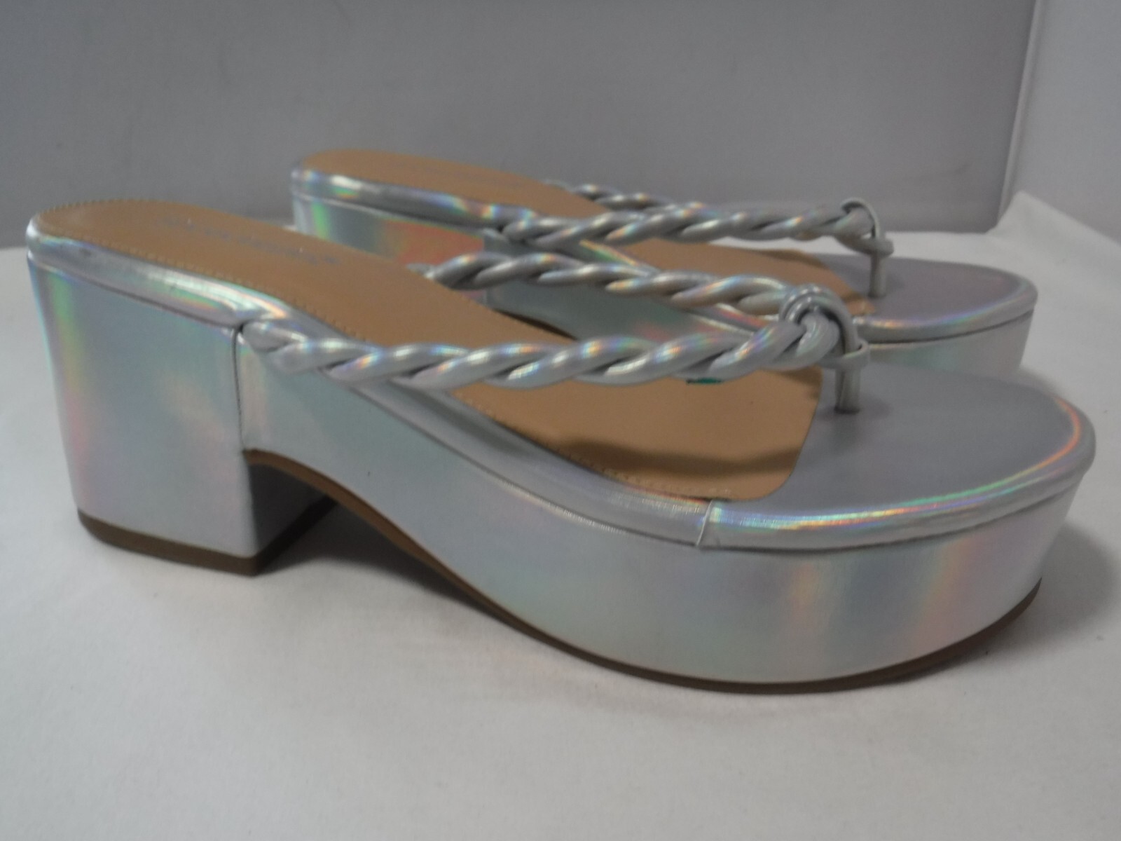 PF3 Women’s NWOB Shoedazzle MIRRI White Iridescent Thong Chunky Platform Sandals