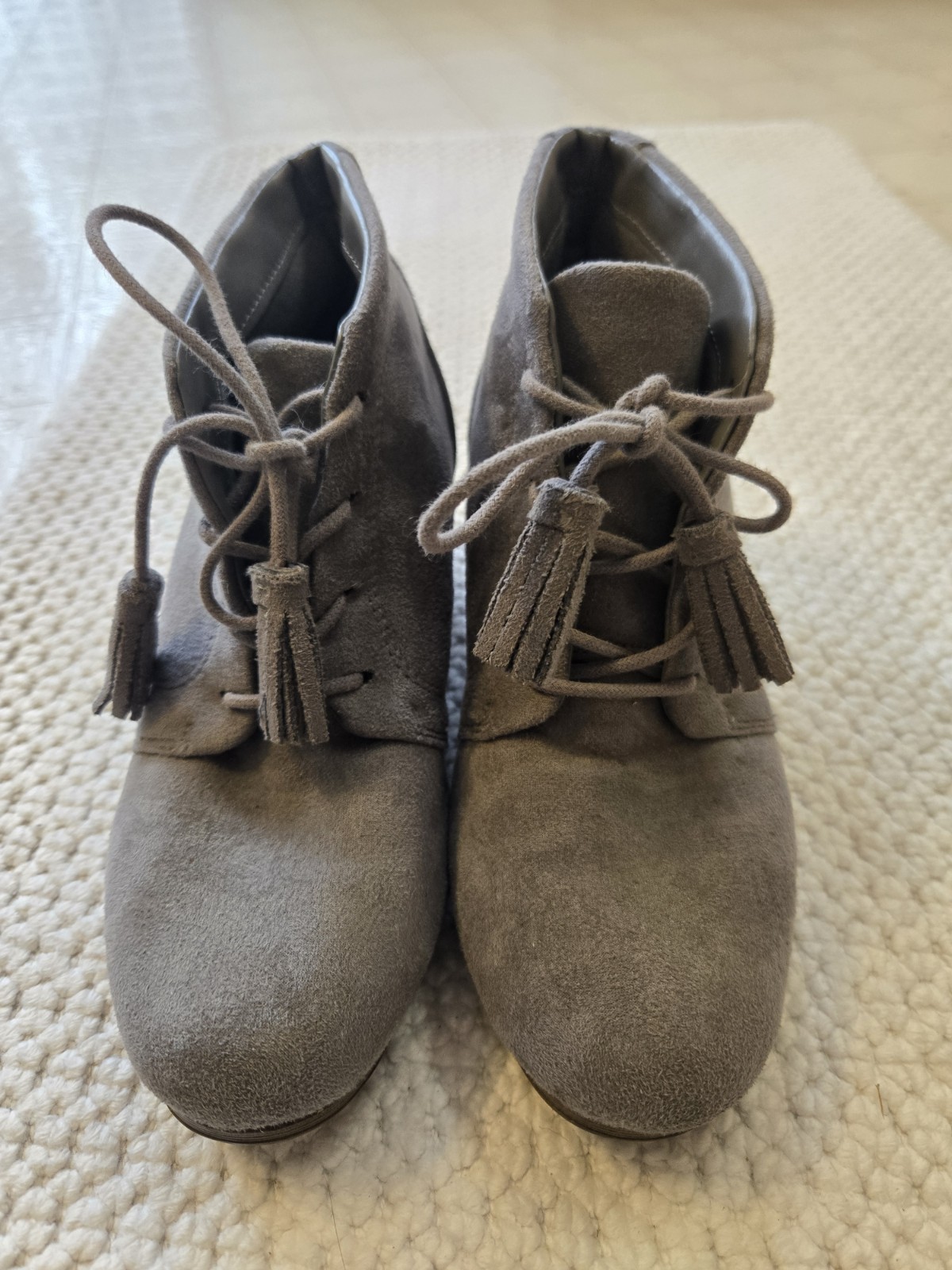 Dr Scholl’s Dakota Womens Gray Wedge Bootie with Tassel Laces & Memory Foam 6