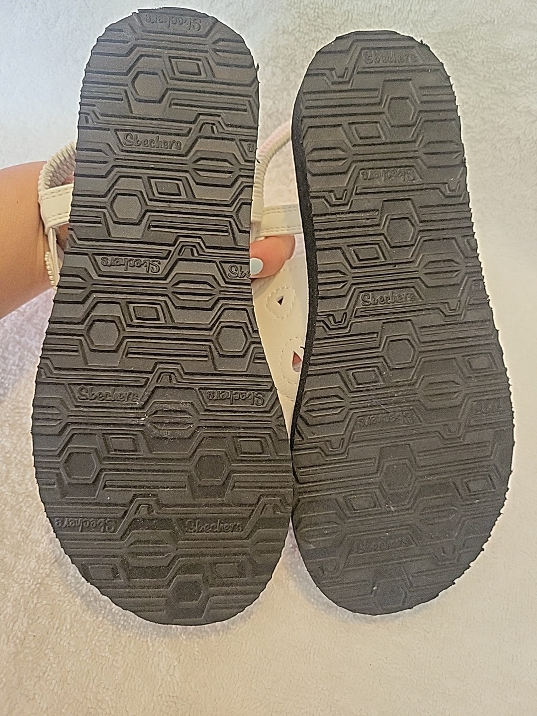 Cali From Skechers Yoga Foam White and Black Rhinestone Thong Sandals Size 7